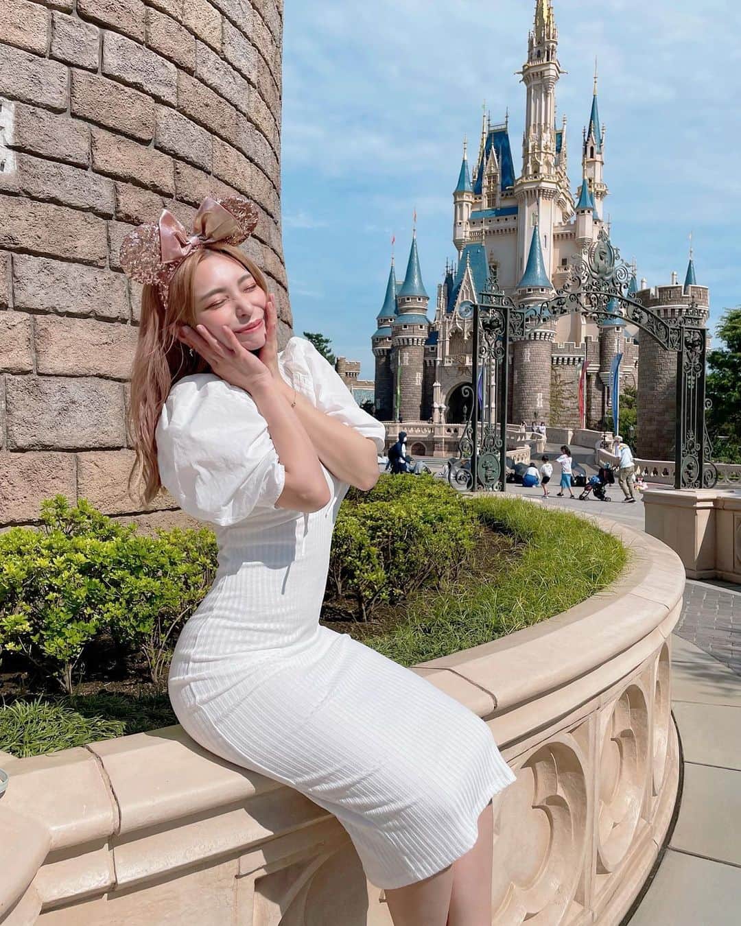 Hitomiのインスタグラム：「❤︎  ディズニー大好きすぎて住みたい🥺🏰🤍  3枚目途中で集中力切れて素に戻るのやめてもろて。笑 さて、突然ですがひとみクイズです💁‍♀️ この時なんて思っていたでしょうか？  正解した方には、なんと　何もありません。  #cyberjapan #サイバージャパン　#cyberjapandancers #サイバージャパンダンサーズ  #ディズニー  #ディズニーランド　#disney #disneyland」