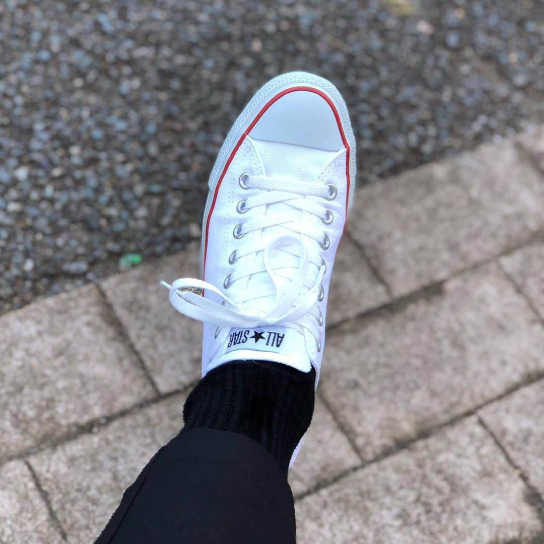 三海裕弥さんのインスタグラム写真 - (三海裕弥Instagram)「Do you have Converse?😊 ・ スニーカーってもちろん気に入って買うんだけど、 履いてからもっと好きになっていくんですよね〜☺︎✌︎ そんな気がしませんか⁇🤔 ・ 【CONVERSE ALL STAR】 #コンバースオールスター #オプティカルホワイト ・ ➁後ろから➂上から👟 ・ #ABCMART #CONVERSE #コンバース #ABCマートでコンバース」8月10日 21時16分 - kapetayo_yuya