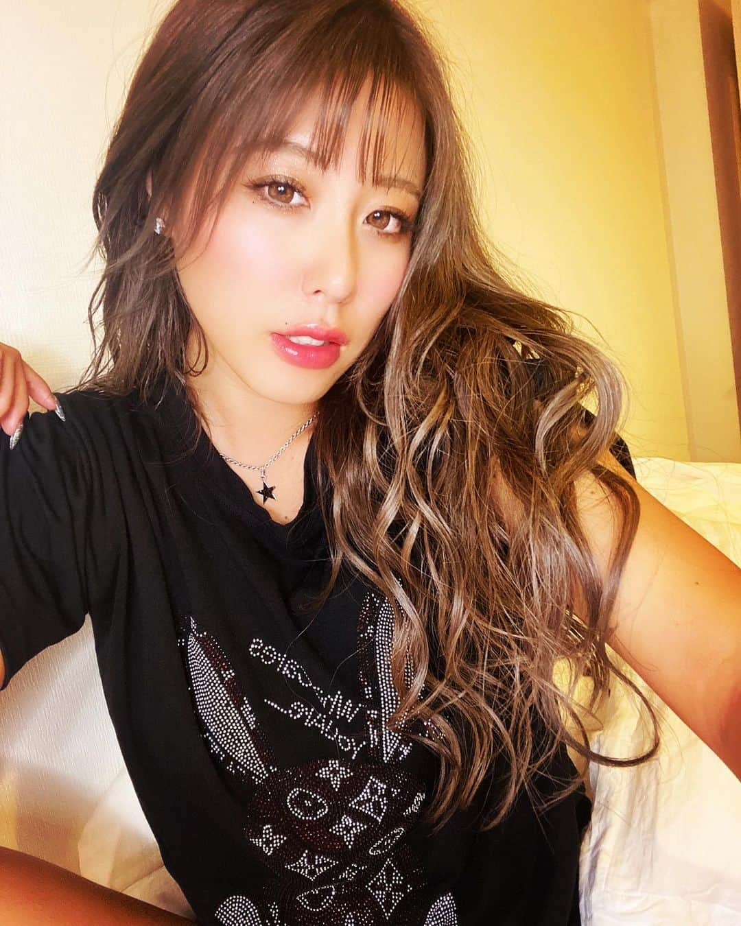 りなのインスタグラム：「きらきらかわい♡  私はtシャツ１枚で着るタイプ！ デカめだから男性もきれるよ✨  @fxxk.street.official」