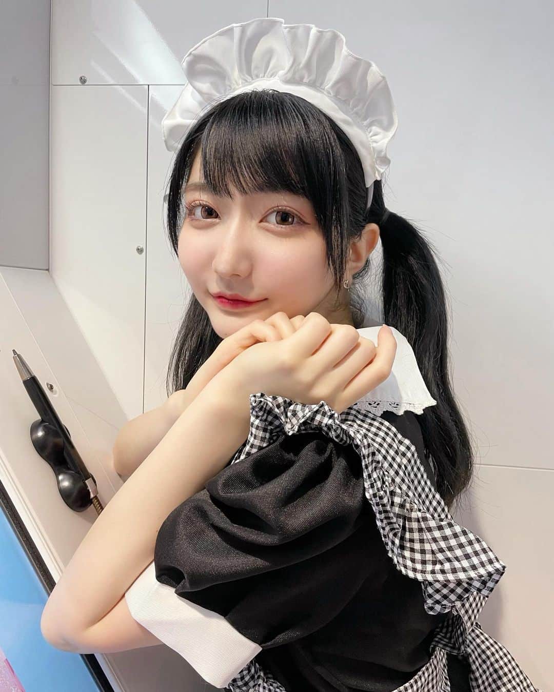 加藤咲希のインスタグラム：「冥土ദ്ദി^._.^) . #加藤咲希 #かとぅ #かとっこ🐱🌸 #メイド服 #メイド #コスプレ #コスプレ女子 #sjk #jk #jk2 #04 #05 #04line #加工厨 #黒髪 #ツインテール」