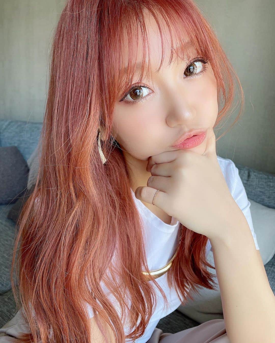 いっちゃん/嶋津 いつみのインスタグラム：「. . みんなストーリーの問題に 答えてくれた⁈💗w . . . . そう!! 髪の毛をピンクにしたのー🥴💕 . . . 人生で初めての全頭ブリーチからの 派手髪デビューです🙆‍♀️✨w . . . . どう？ . . . . #ピンクヘア #韓国アイドルカラー #韓国ヘアカラー #ヘアカラー  #いっちゃんコーデ #ブライダルモデル #アレンジモデル #ヘアカラー  #ヘアアレンジ #くしゃ顔  #フリーモデル #ドレスモデル #ダイエット  #치맥  #좋아요환영 #소통환영 #팔로우환영  #팔로미 #인친환영 #친구해요 #셀카 #셀피」