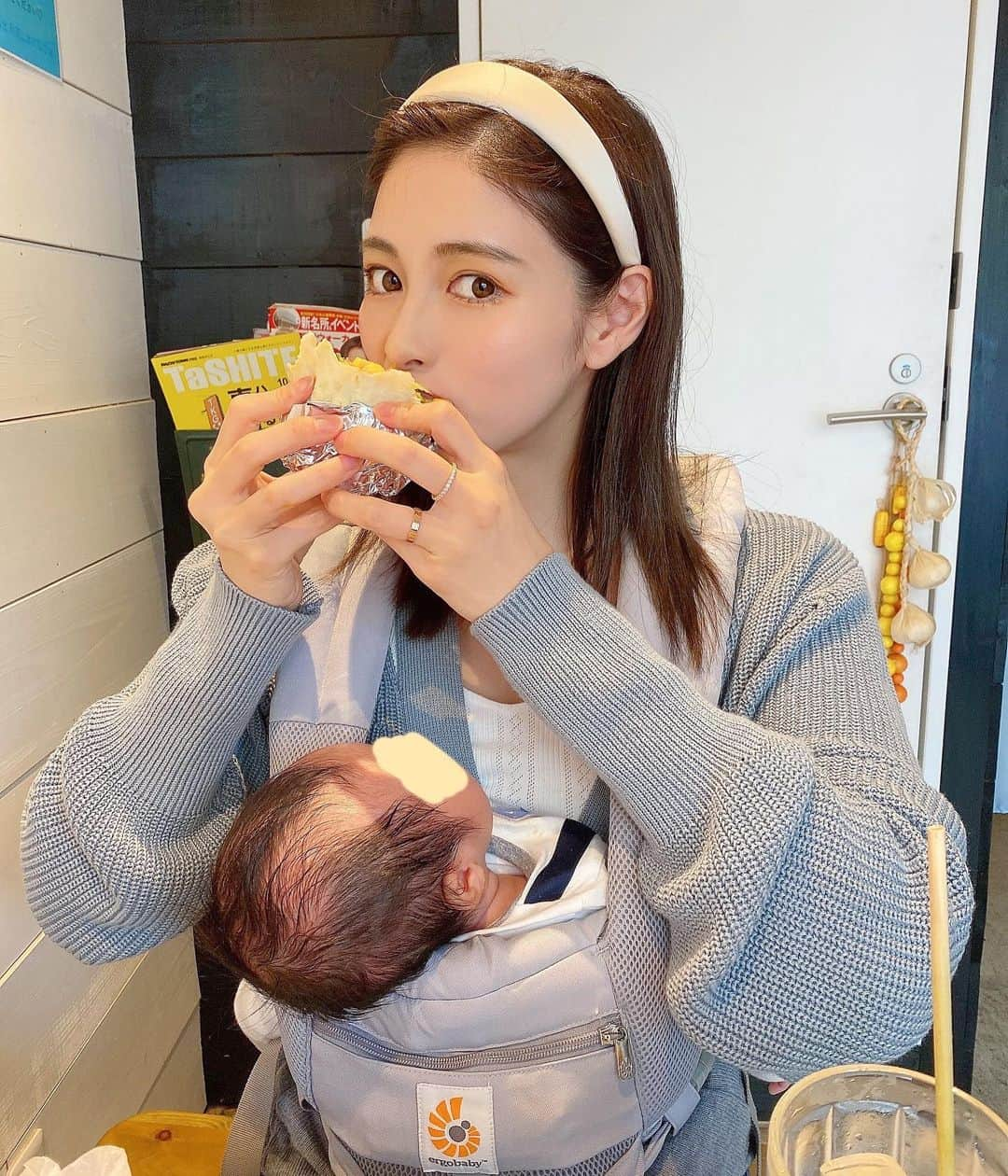 得あゆさんのインスタグラム写真 - (得あゆInstagram)「ブリトー🌯大好き。断面もしっかり萌え断。笑 → 私の主食ってくらい好き。 ここまた行きたいな〜っ @crazy_burrito_kobe  これ産後1ヶ月ちょいの頃。(5月頭！) すでに懐かしい。👶🏻も小さい🤣笑笑  ・ ・ ・ ・ ・ ・ ・ ・ ・ ・ ・ ・ #クレイジーブリトー#crazyburrito#ブリトー#burrito#神戸#神戸カフェ#神戸ランチ#神戸グルメ#食べ歩き#テイクアウト#サンドウィッチ#大阪グルメ#大阪カフェ#産後#産後ダイエット#子育てママ#産後1ヶ月#生後1ヶ月#ママコーデ#赤ちゃんのいる生活#抱っこ紐#親子コーデ#カチューシャ#kobecafe#kobe#サンドイッチ#sandwich#子育てぐらむ#ナチュラルメイク#ドライブ」8月10日 21時26分 - tokuayu819