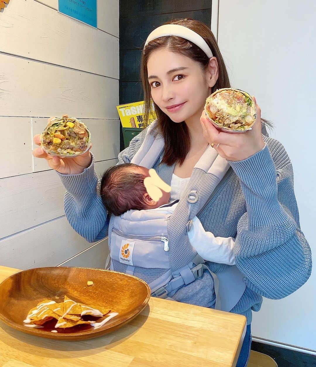 得あゆさんのインスタグラム写真 - (得あゆInstagram)「ブリトー🌯大好き。断面もしっかり萌え断。笑 → 私の主食ってくらい好き。 ここまた行きたいな〜っ @crazy_burrito_kobe  これ産後1ヶ月ちょいの頃。(5月頭！) すでに懐かしい。👶🏻も小さい🤣笑笑  ・ ・ ・ ・ ・ ・ ・ ・ ・ ・ ・ ・ #クレイジーブリトー#crazyburrito#ブリトー#burrito#神戸#神戸カフェ#神戸ランチ#神戸グルメ#食べ歩き#テイクアウト#サンドウィッチ#大阪グルメ#大阪カフェ#産後#産後ダイエット#子育てママ#産後1ヶ月#生後1ヶ月#ママコーデ#赤ちゃんのいる生活#抱っこ紐#親子コーデ#カチューシャ#kobecafe#kobe#サンドイッチ#sandwich#子育てぐらむ#ナチュラルメイク#ドライブ」8月10日 21時26分 - tokuayu819