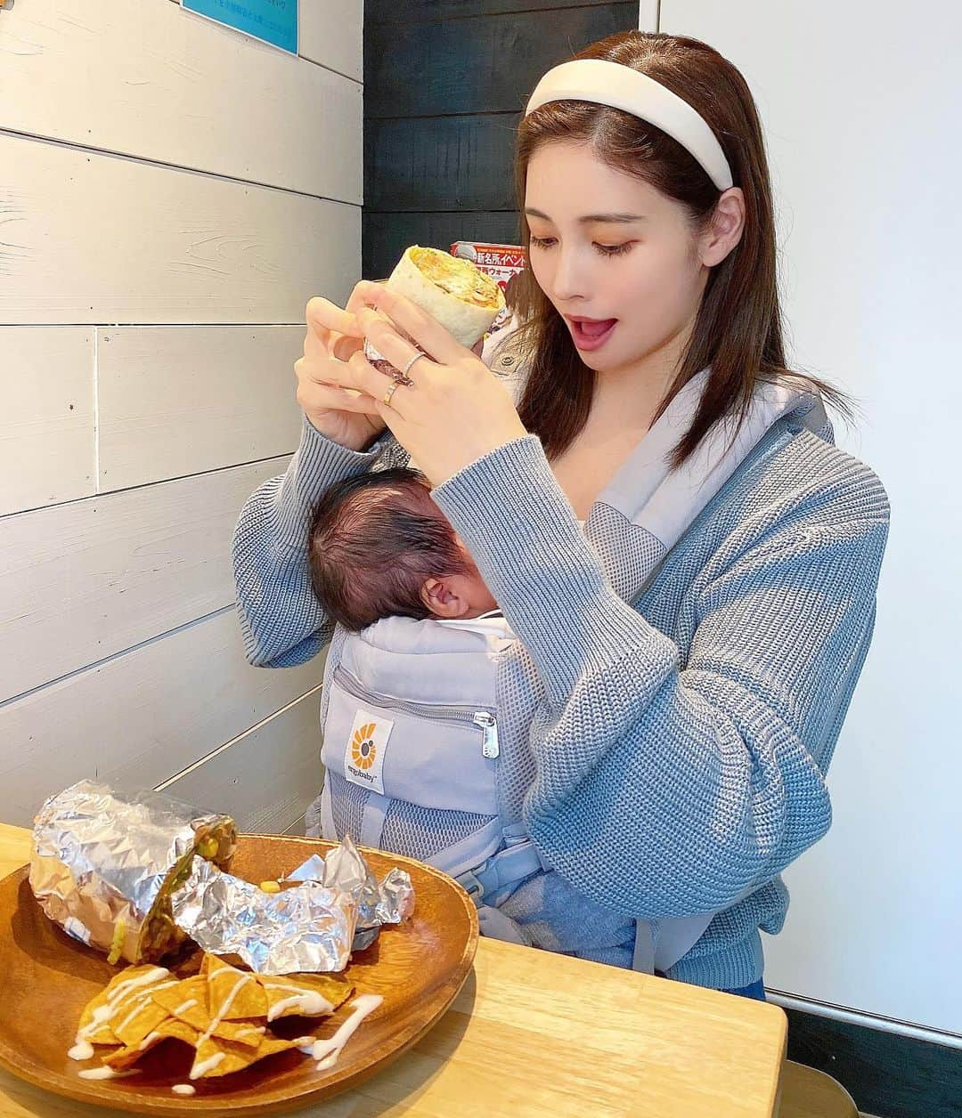 得あゆさんのインスタグラム写真 - (得あゆInstagram)「ブリトー🌯大好き。断面もしっかり萌え断。笑 → 私の主食ってくらい好き。 ここまた行きたいな〜っ @crazy_burrito_kobe  これ産後1ヶ月ちょいの頃。(5月頭！) すでに懐かしい。👶🏻も小さい🤣笑笑  ・ ・ ・ ・ ・ ・ ・ ・ ・ ・ ・ ・ #クレイジーブリトー#crazyburrito#ブリトー#burrito#神戸#神戸カフェ#神戸ランチ#神戸グルメ#食べ歩き#テイクアウト#サンドウィッチ#大阪グルメ#大阪カフェ#産後#産後ダイエット#子育てママ#産後1ヶ月#生後1ヶ月#ママコーデ#赤ちゃんのいる生活#抱っこ紐#親子コーデ#カチューシャ#kobecafe#kobe#サンドイッチ#sandwich#子育てぐらむ#ナチュラルメイク#ドライブ」8月10日 21時26分 - tokuayu819