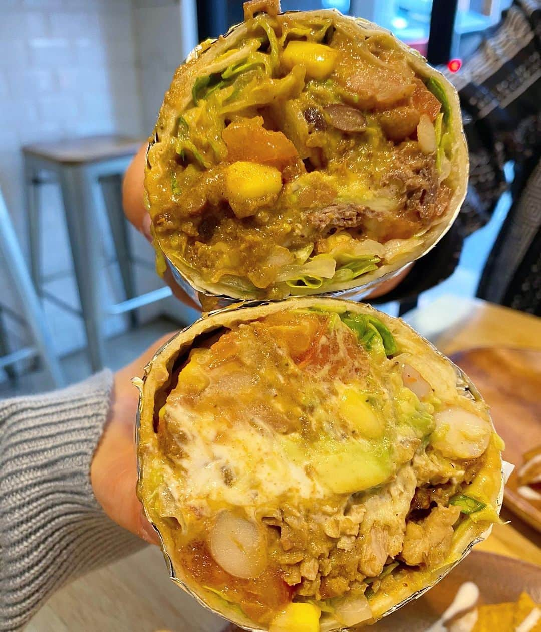 得あゆさんのインスタグラム写真 - (得あゆInstagram)「ブリトー🌯大好き。断面もしっかり萌え断。笑 → 私の主食ってくらい好き。 ここまた行きたいな〜っ @crazy_burrito_kobe  これ産後1ヶ月ちょいの頃。(5月頭！) すでに懐かしい。👶🏻も小さい🤣笑笑  ・ ・ ・ ・ ・ ・ ・ ・ ・ ・ ・ ・ #クレイジーブリトー#crazyburrito#ブリトー#burrito#神戸#神戸カフェ#神戸ランチ#神戸グルメ#食べ歩き#テイクアウト#サンドウィッチ#大阪グルメ#大阪カフェ#産後#産後ダイエット#子育てママ#産後1ヶ月#生後1ヶ月#ママコーデ#赤ちゃんのいる生活#抱っこ紐#親子コーデ#カチューシャ#kobecafe#kobe#サンドイッチ#sandwich#子育てぐらむ#ナチュラルメイク#ドライブ」8月10日 21時26分 - tokuayu819