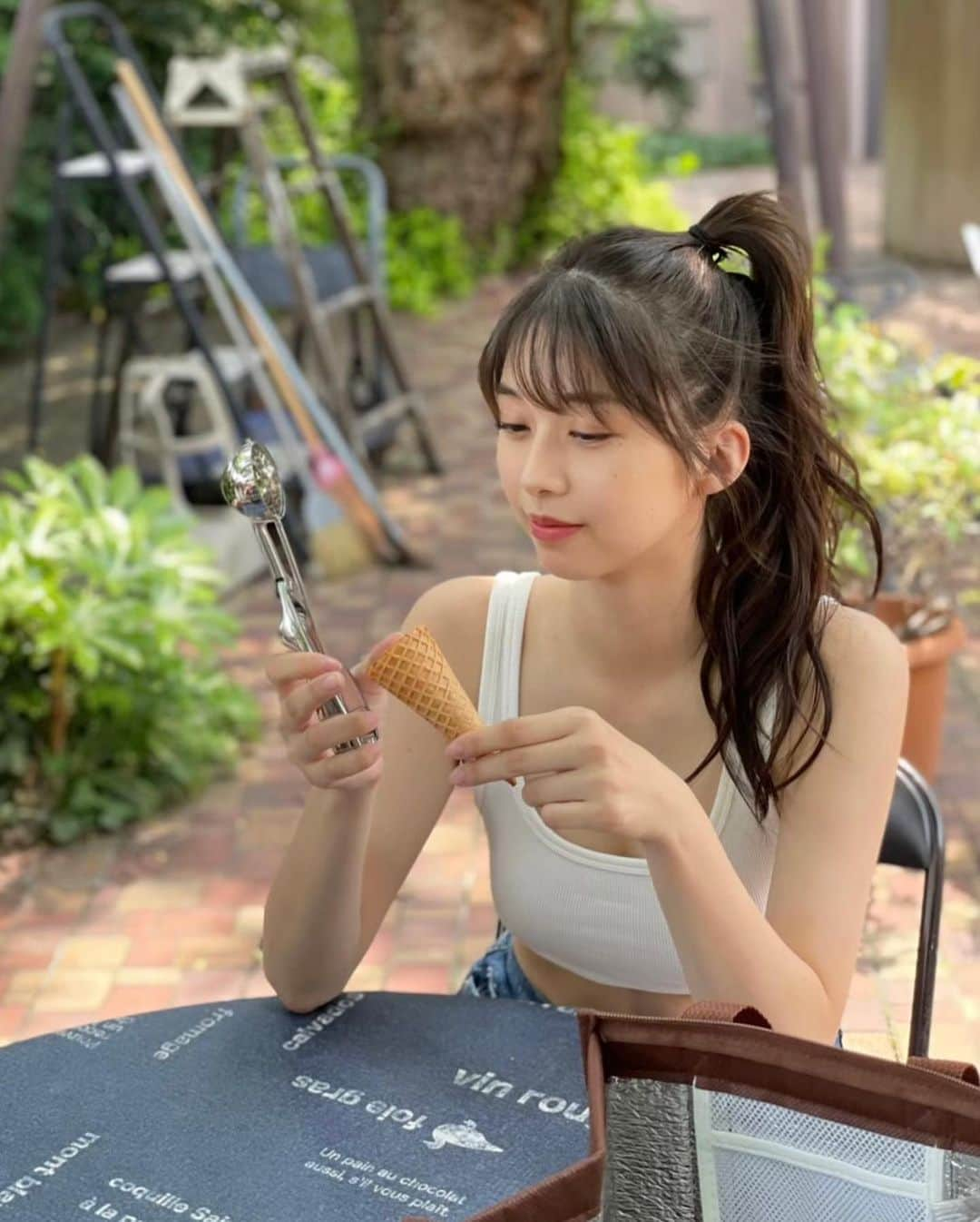 牧野真莉愛さんのインスタグラム写真 - (牧野真莉愛Instagram)「♡ ♡ ✨月刊少年チャンピオン 9月号✨ 表紙＆巻頭グラビア🐰モーニング娘｡'21 牧野真莉愛 🎀 発売中です❣️❣️❣️ 🐰🍦 アイス作ったぞ〜🍨まりあ ♡ ♡  #秋田書店 さん #月刊少年チャンピオン #モーニング娘21 #morningmusume21 #牧野真莉愛」8月10日 21時30分 - maria_makino.official