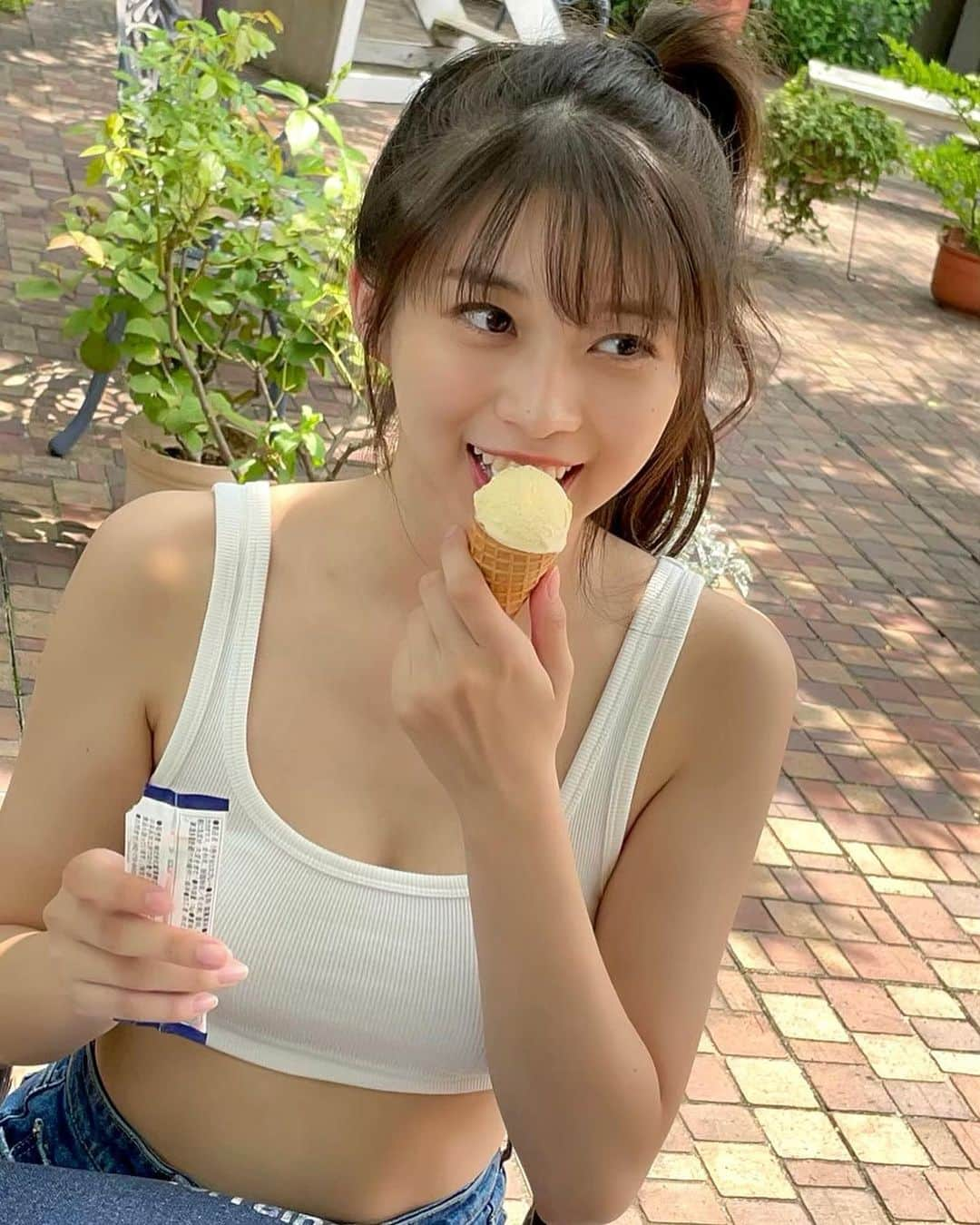 牧野真莉愛さんのインスタグラム写真 - (牧野真莉愛Instagram)「♡ ♡ ✨月刊少年チャンピオン 9月号✨ 表紙＆巻頭グラビア🐰モーニング娘｡'21 牧野真莉愛 🎀 発売中です❣️❣️❣️ 🐰🍦 アイス作ったぞ〜🍨まりあ ♡ ♡  #秋田書店 さん #月刊少年チャンピオン #モーニング娘21 #morningmusume21 #牧野真莉愛」8月10日 21時30分 - maria_makino.official