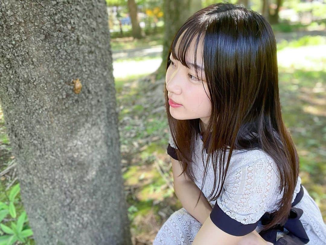 のインスタグラム：「I feel summer in the air🎐  夏、みーつけたっ🍉 夏は何食べるのが好き？ ୨୧┈┈┈┈┈┈┈┈┈┈┈┈┈୨୧  【ファン参加企画第一弾】  Rikaに着て欲しい衣装をファンの皆様から募集します♡  ・トレーニングウェア ・ランジェリー（ブラ、ショーツなど） ・タイトミニワンピ ・水着（ビキニ、ブラジリアン、マイクロビキニなど） ・ストッキング ・えちえちな衣装㊙️　　　etc   皆様から募集します！ 採用された衣装はYoutubeで公開します♡  送付先はこちらです😋🌹  〒150-0001 東京都渋谷区神宮前5-47-11 ASTUDIO 305 藍沢梨夏宛  ୨୧┈┈┈┈┈┈┈┈┈┈┈┈┈୨୧  秘密の動画はonlyfansで...㊙️  ୨୧┈┈┈┈┈┈┈┈┈┈┈┈┈୨୧  #チラリズム探究家  #フェチ  #グラビア  #グラビアアイドル  #むちむち  #脚 #脚フェチ  #太もも  #スカート  #ミニスカート  #ポートレイト  #portraitgirl  #footfetishmodel  #gravure  #instagravure  #japanesegirl  #tokyogirl  #beautifullegs  #cutegirls😘  #pantyhosefetish #glamourmodel  #ootdstyle #summergirl」