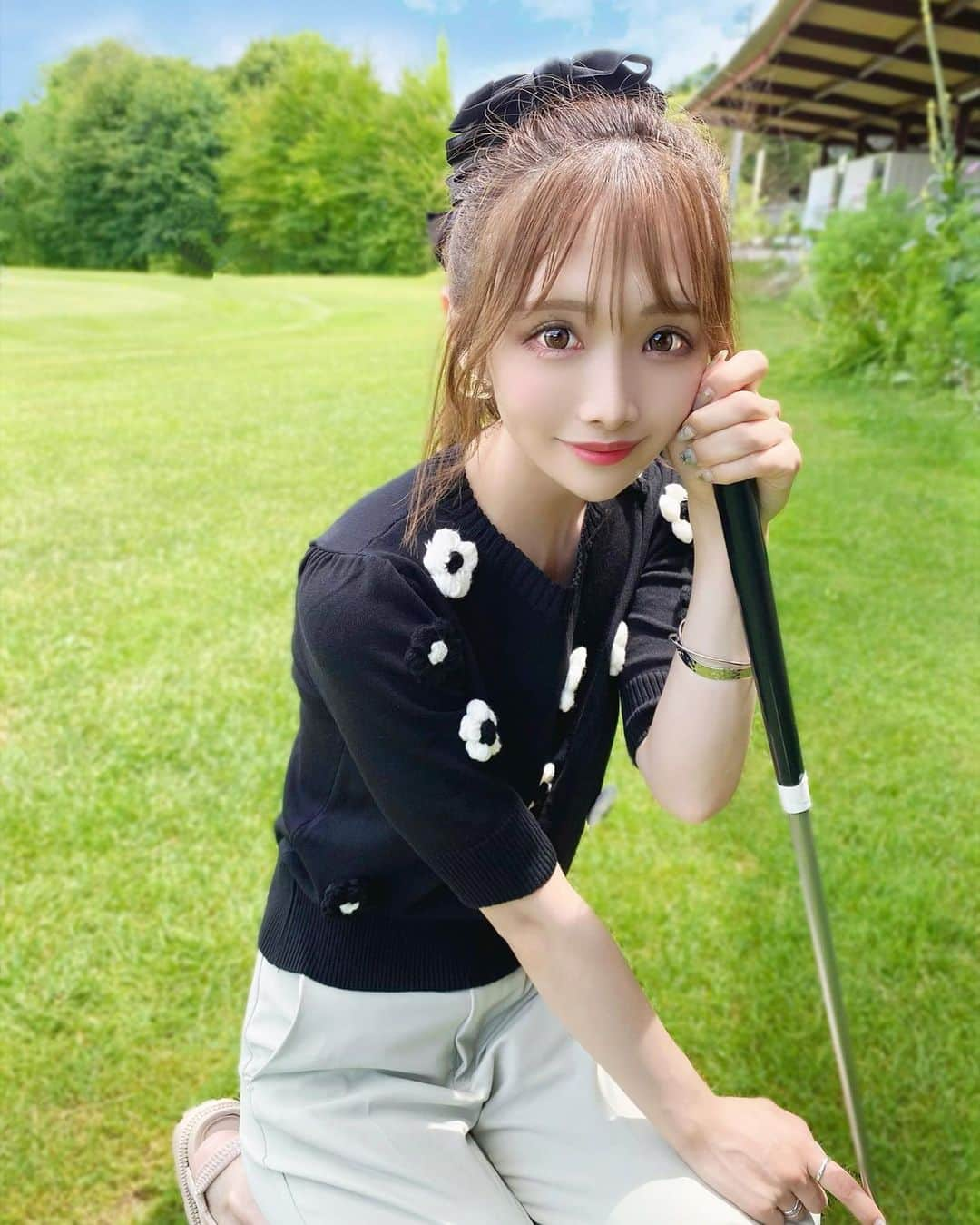 ちーちゃんさんのインスタグラム写真 - (ちーちゃんInstagram)「⛳️ ・ ゴルフ場をストーリー載せたら なんか反応たくさんきちゃったけど 私コース周れないよ〜😂 ・ ショートゴルフをやりました🏌️‍♀️ 期待させてごめんね🥺🙏 （誰も別に期待はしてない） ・ でもパターは小さいときから やってて得意だよ🤣w 今回パー72を57でまわれたんだぜえ✌︎笑 ・ ・ #ゴルフ場#ゴルフ女子#ゴルフコーデ#ポニーテール#ポニーテールアレンジ#軽井沢#ファッション#韓国ファッション#プチプラファッション#プチプラコーデ#プチプラ#インフルエンサー#インスタグラマー#低身長#低身長コーデ#カラコン#韓国メイク#シースルーバング#前髪#夏休み#お盆休み#おでかけ#お出かけコーデ#おでかけコーデ#名古屋#fashion#code#nagoya#grl#グレイル」8月10日 21時54分 - ___c.chan__