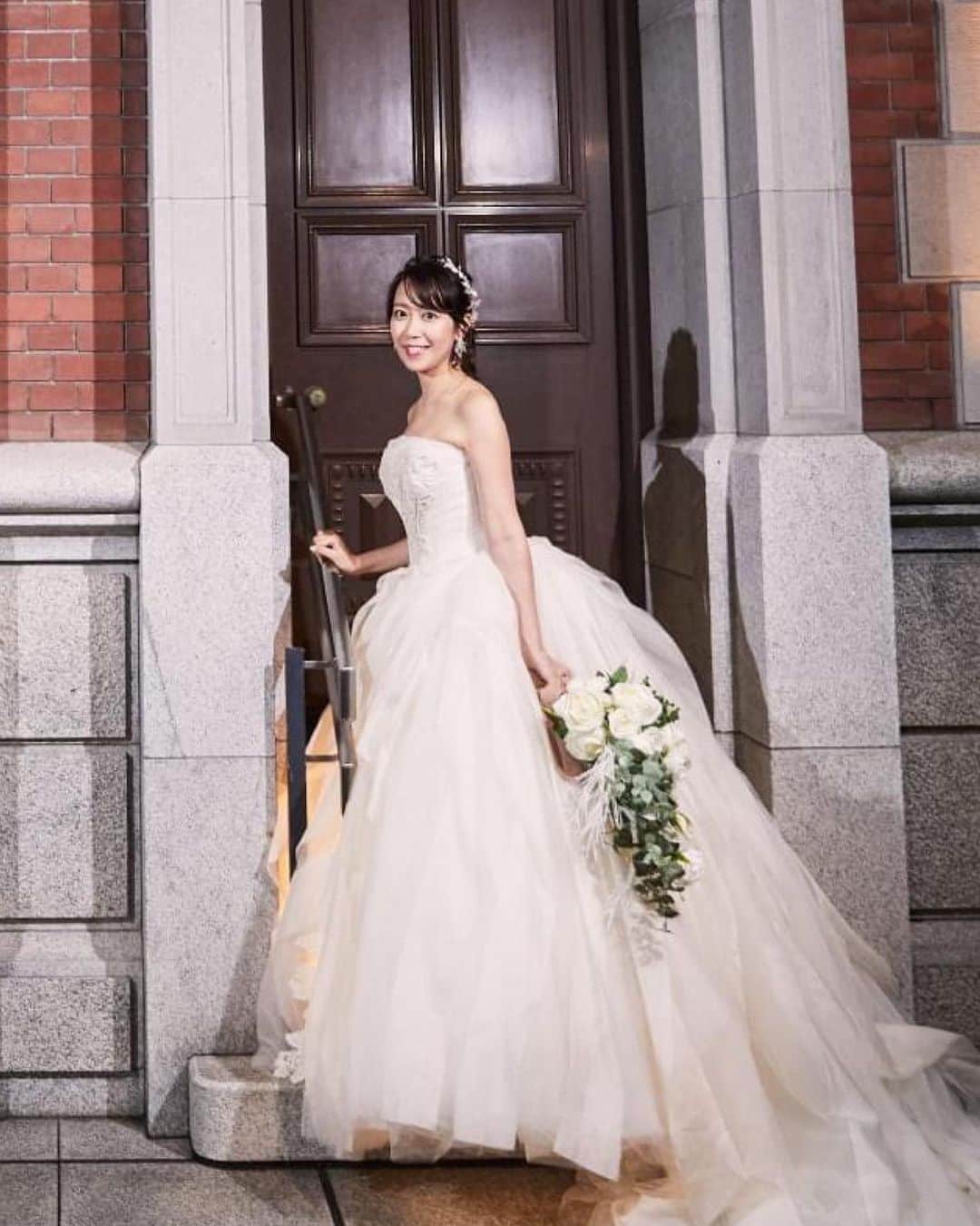 須黒清華のインスタグラム：「先日、結婚1周年を迎えました💍 写真は去年、少し感染が落ち着いていた時に東京駅周辺で撮ったものです📸 レトロな雰囲気でとっても素敵でした✨ . コロナで挙式やパーティーはできていませんが、ドレスだけは着たい‼︎ と、写真を撮ってもらうことに。 同じように考える方は多いようで、この日も5.6組のカップルとすれ違いました💕 . なかなか思い通りにいかない現状に苦しくなることもありますが、 みんな笑顔で集まれる日は近いと信じて✨ #結婚1周年 #ウェディングドレス #ウェディングフォト #東京駅 #東京駅前撮り #weddingdress #weddingphotography #weddingdress」