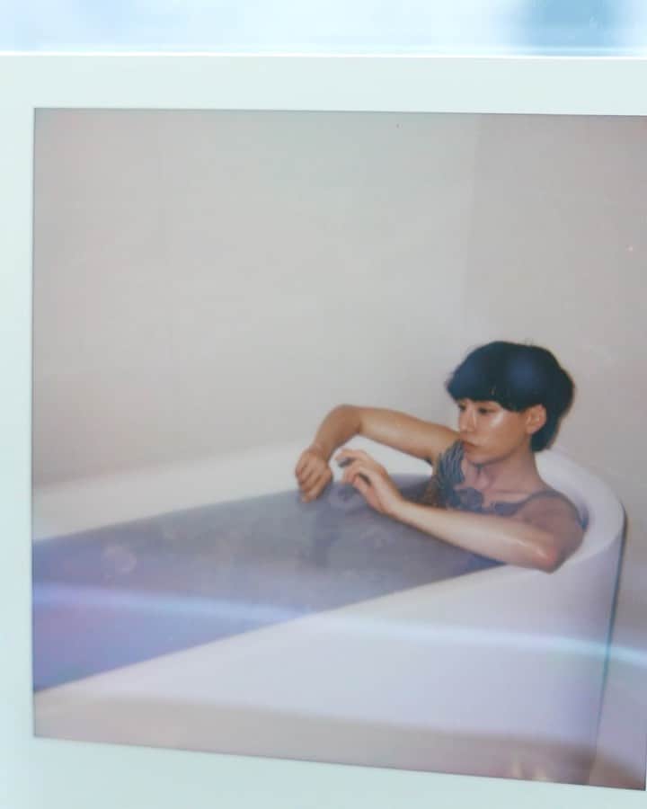 Noah（ノア）のインスタグラム：「@maisonmargielafragrances 🤍  My sense memorizes sensations.  Who I am means how I smell.  #TaikiNoah#MaisonMargielaFragrances #LazySundayMorning」