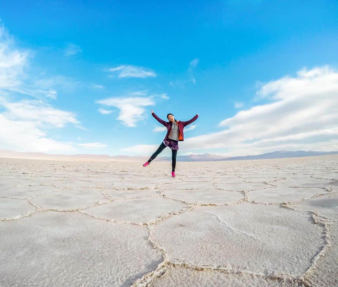 比嘉バービィさんのインスタグラム写真 - (比嘉バービィInstagram)「📍Las Salinas Grandes, Argentina 🇦🇷  2016.10.28  真っ白な大地と青い空。  塩湖といえばボリビアのウユニ塩湖が有名ですが、南米にはウユニ塩湖以外にも絶景が広がる場所があります。  それがアルゼンチンにあるサリーナス・グランデス。  意外と知られていない絶景スポット。  あぁ、アルゼンチンでお肉食べたいよ🤤  . . . #Barby旅行記 #SalinasGrandes #salinas  #Argentina #アルゼンチン  #塩湖 #サリナスグランデス #travel #travelgirls  #GoPro #GoProJP #GoProGirl  #ゴープロのある生活 #GoProBarby」8月10日 22時14分 - barby724