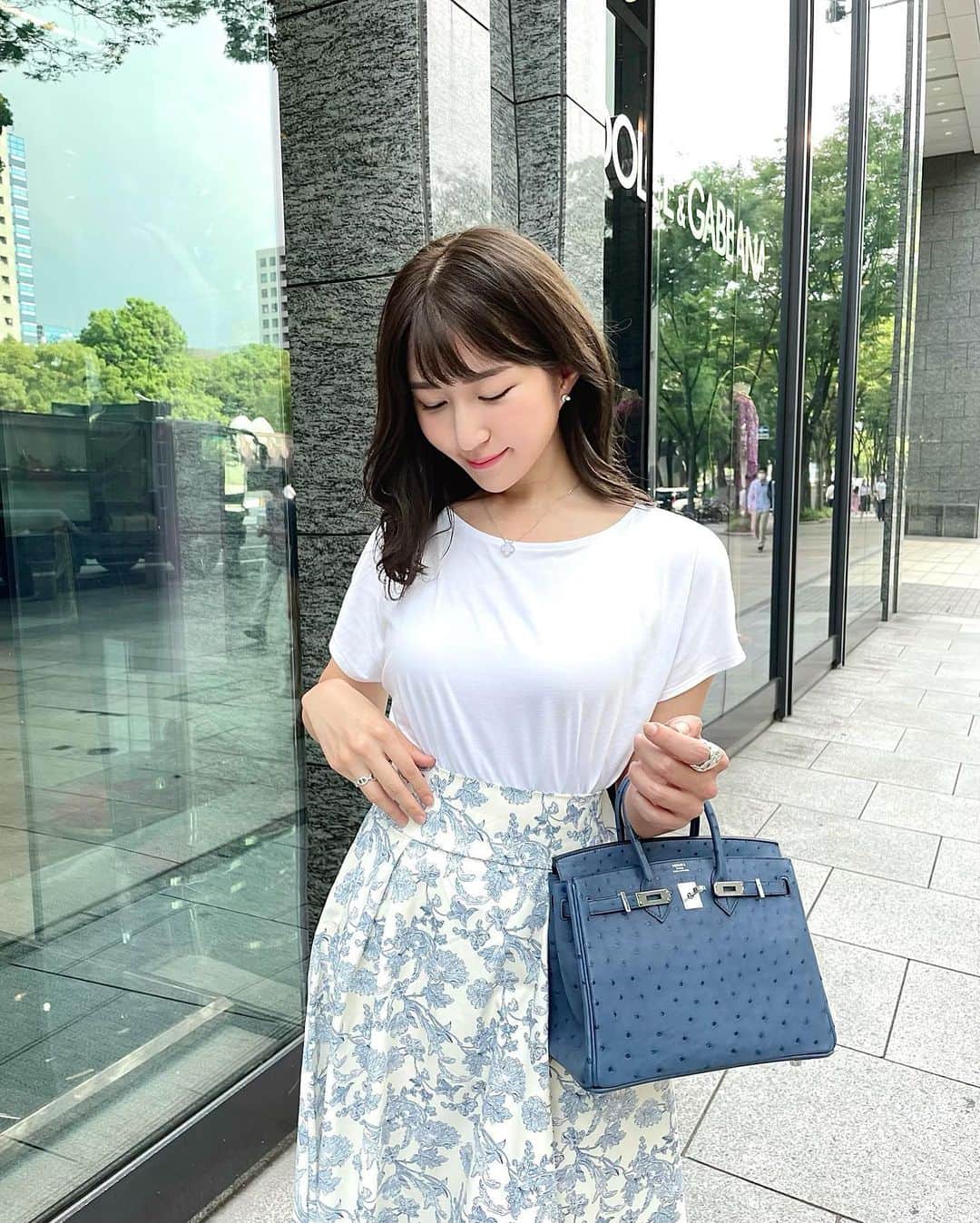 Manaさんのインスタグラム写真 - (ManaInstagram)「Tシャツに夏らしいボタニカル柄スカート👕💙 . バッグもブルー合わせにして Blue ✖️ Whiteで統一しました🐾 . . 夏の黒コーデもシックで好きですが 白は涼しい気分になれるのでやっぱり着がち😊✨✨ . . . . Tops：#uniqlo #ユニジョ Skirt： @chuuya__official Bag：#hermes . . . . #shopingtime #shoppingday #ショッピング #お買い物 #お散歩 #tシャツコーデ #白T #ロングスカート #ゆるコーデ #楽ちんコーデ #エルメス #バーキン25  #オーストリッチバーキン #hermesbirkin #birkin25 #hermès」8月10日 22時18分 - mana.tcy