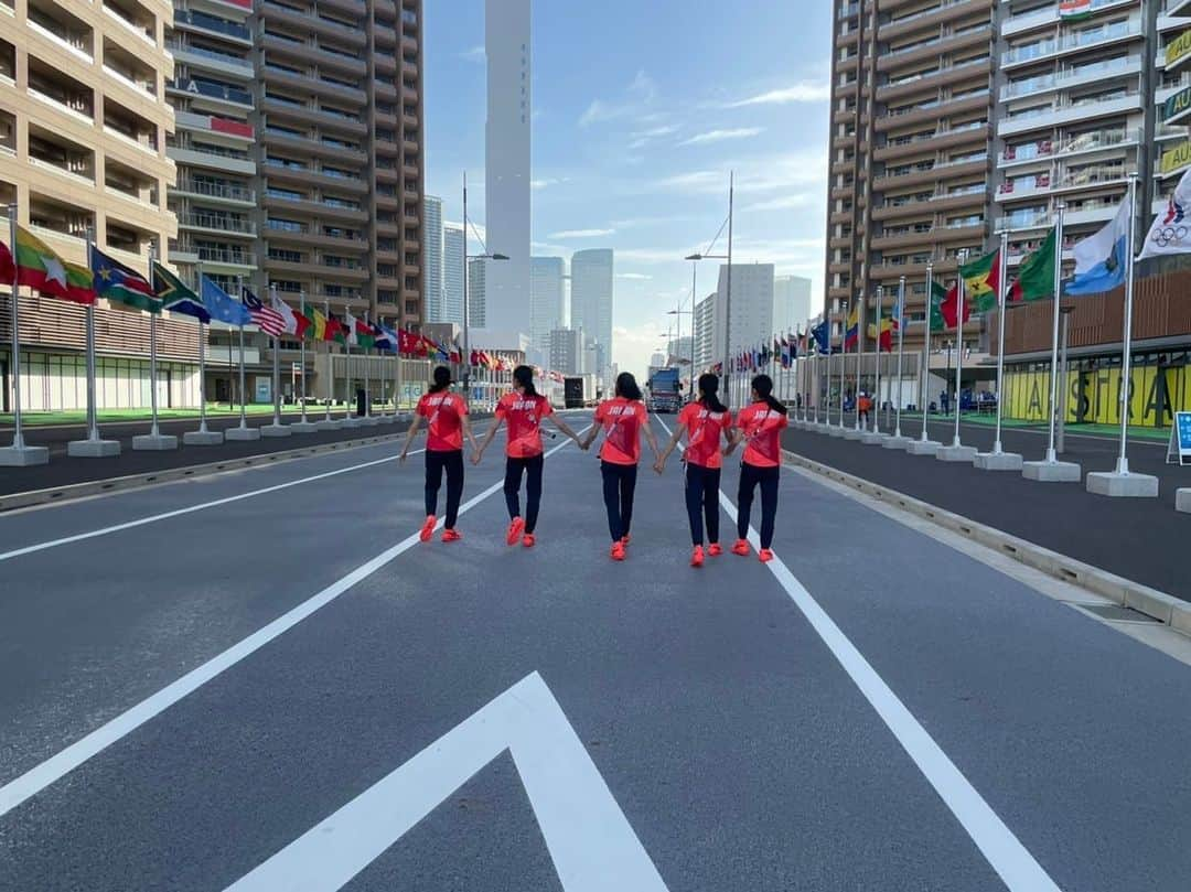 杉本早裕吏さんのインスタグラム写真 - (杉本早裕吏Instagram)「・ Tokyo 2020🎌  沢山の応援本当にありがとうございました🙇‍♀️✨  このような状況の中でオリンピックが開催できたのも、ご尽力頂きました大会関係者やボランティアの皆様、新体操関係者、スタッフ、医療従事者、数えきれないほどのサポートのおかげだと思っております。心から感謝申し上げます。 そして、画面越しではありましたが、最後まで沢山のエールを送ってくださった皆様。 どんな時も一緒に闘ってくれた仲間。 オリンピックに携わって下さった全ての方に感謝申し上げます。  結果で恩返しする事ができなくて本当に悔しいし、申し訳ない気持ちでいっぱいです。 しかし、この舞台を目指すにあたり、沢山の方々に応援して頂けたこと、オリンピックの舞台で踊れた事は、とても幸せでした。本当にありがとうございました🧡 ・ ・ #arigato2020  #tokyo2020  #Olympic #新体操」8月10日 22時29分 - sayuri0125sugimoto