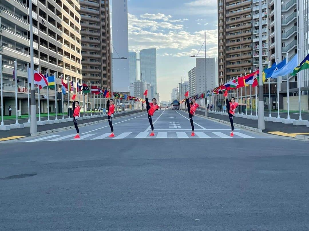 杉本早裕吏さんのインスタグラム写真 - (杉本早裕吏Instagram)「・ Tokyo 2020🎌  沢山の応援本当にありがとうございました🙇‍♀️✨  このような状況の中でオリンピックが開催できたのも、ご尽力頂きました大会関係者やボランティアの皆様、新体操関係者、スタッフ、医療従事者、数えきれないほどのサポートのおかげだと思っております。心から感謝申し上げます。 そして、画面越しではありましたが、最後まで沢山のエールを送ってくださった皆様。 どんな時も一緒に闘ってくれた仲間。 オリンピックに携わって下さった全ての方に感謝申し上げます。  結果で恩返しする事ができなくて本当に悔しいし、申し訳ない気持ちでいっぱいです。 しかし、この舞台を目指すにあたり、沢山の方々に応援して頂けたこと、オリンピックの舞台で踊れた事は、とても幸せでした。本当にありがとうございました🧡 ・ ・ #arigato2020  #tokyo2020  #Olympic #新体操」8月10日 22時29分 - sayuri0125sugimoto