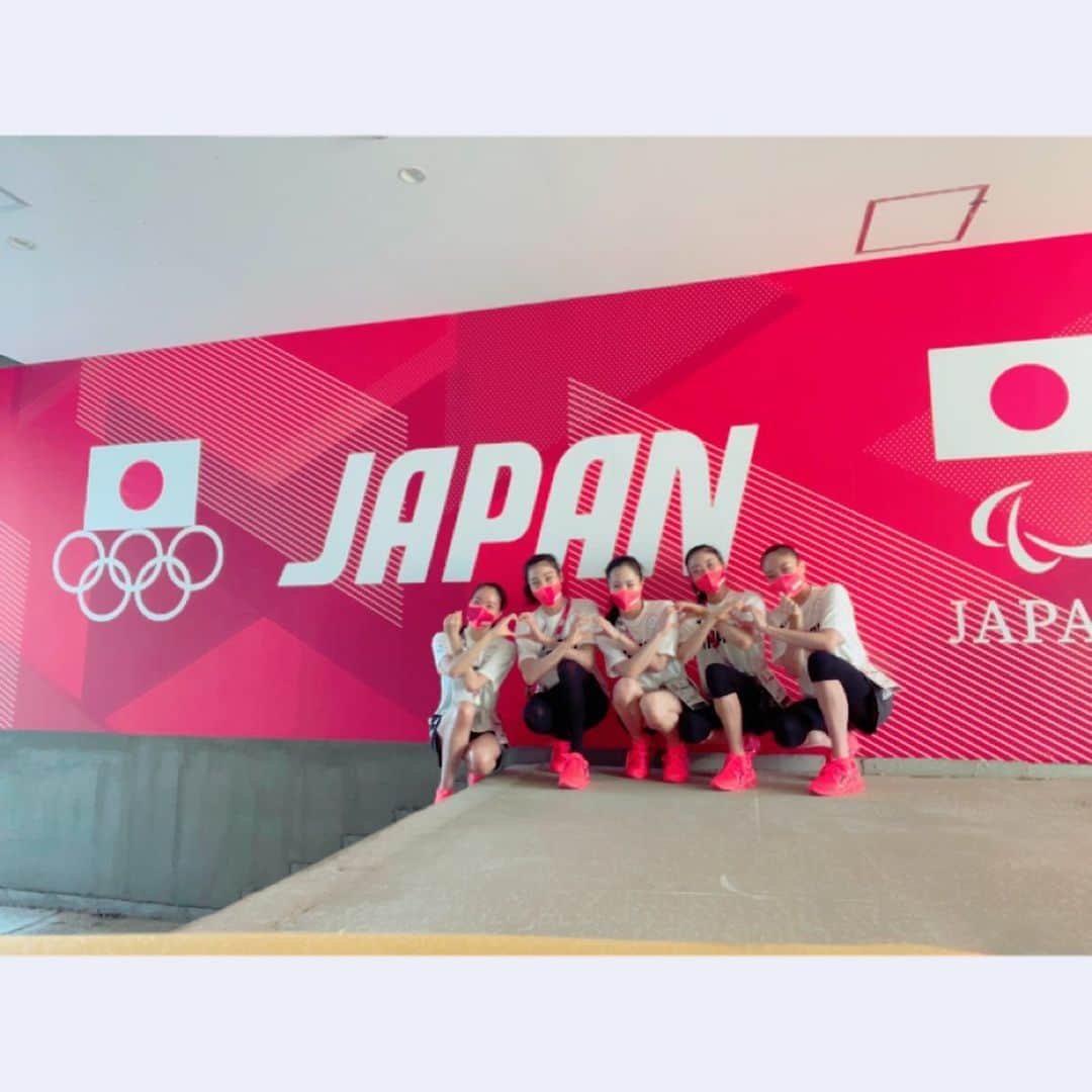 竹中七海さんのインスタグラム写真 - (竹中七海Instagram)「東京オリンピックが閉幕しました。 ・ まずは、この大会の開催にあたって、本当にたくさんの方々が支えてくださり、温かい応援をくださったことに心から感謝しています。 ・ そして、同時に私たちをここまで支えてくださった方々、応援してくださったたくさんの方々、新体操関係の方々にも、演技で恩返しができず悲しい思いをさせてしまい、申し訳なさと悔しさで一杯です。 ・ ここに来るまでの道のりでは、正直、次の日の朝起きて練習がやってくることが怖かったり緊張したり、いっそのこと逃げてしまった方が楽なんじゃないか、どうして自分はこんなにも周りのメンバーや先生方に迷惑をかけてしまうのか、どう改善していったら良いのか、自分が今出来ることは何なのか、落ち込み悩む日々の方が多かったです。 でも、そんなときでも、やっぱり最高の演技を踊りきりたい、だからこそここを乗り越えて挑戦をして強くなりたい、そして演技で恩返ししたい、そう前を向くことができたのも、辛さを一緒に乗り越え支えてくれたメンバーのみんなや、私たちを想ってご指導してくださる先生方、選手の為に全力で支えてくださるトレーナーさん、どんな時も味方でいてくれる家族、そしてこんな私をずっと応援してくださる方々など、たくさんの支えがあったからです。 私1人では決してこの舞台に立つことはできませんでした。 このような結果となってしまいましたが、諦めずに辛い練習を乗り越えてきたこと、たくさんの課題と向き合ってこれたこと、感じた色んな想いも大切な財産となっています。 ・ この舞台に立つことができて、挑戦することができたからこそ味わった想い、今はやっぱり辛さ悔しさの方が大きいですが、この気持ちを糧にもっと強くなりたいです。そしてレベルアップして、もっともっと観ている人の心が動くような最高の演技が踊れるようになりたい、そう思います。 そして、新体操の魅力をもっと伝えられるような人になりたいです。 ・ このような状況の中、大会を開催してくださった関係者の皆様、 大会中、いつも笑顔で私たちにパワーをくださって、この大会を大きく支えて下さったボランティアの皆様、食堂スタッフの皆様、 暑い中、大会を安全に進められるようサポートしてくださった自衛隊、警察官の皆様、警備の皆様、医療従事者の皆様、 皆さんのサポートがあったからこそ、私たちアスリートが安全に元気に競技を行うことができ、無事にこの大会を終えることができました。 本当にありがとうございました。 ・ そして、私たちを通じて新体操の魅力を伝えてくださったメディアの皆様、 テレビの前からエールを送ってくださった皆様、 全ての皆様に心から感謝しています。 ・ たくさんの温かいメッセージを送ってくださった皆様も、本当にありがとうございました。 個別にお返事をすることができず申し訳ありませんが、とても力を頂いています。 そんな皆さんに、ちゃんと自分たちの演技で恩返しをできるように、そして夢であるオリンピックでの金メダル獲得に向けて、今後も挑戦の日々を過ごしたいと思います。 まずは足を治して、もっともっと強くなって戻りたいと思います。 ・ 本当に応援ありがとうございました。 ・ そして、これからパラリンピックが始まります。これまでたくさんの努力を積み重ねてこられた選手の皆さんが、大会でベストを尽くせますように🍀 全力で応援しています！  #フェアリージャパン POLA  #arigato2020  #tokyo2020 #olympic」8月10日 22時41分 - nanami_takenaka
