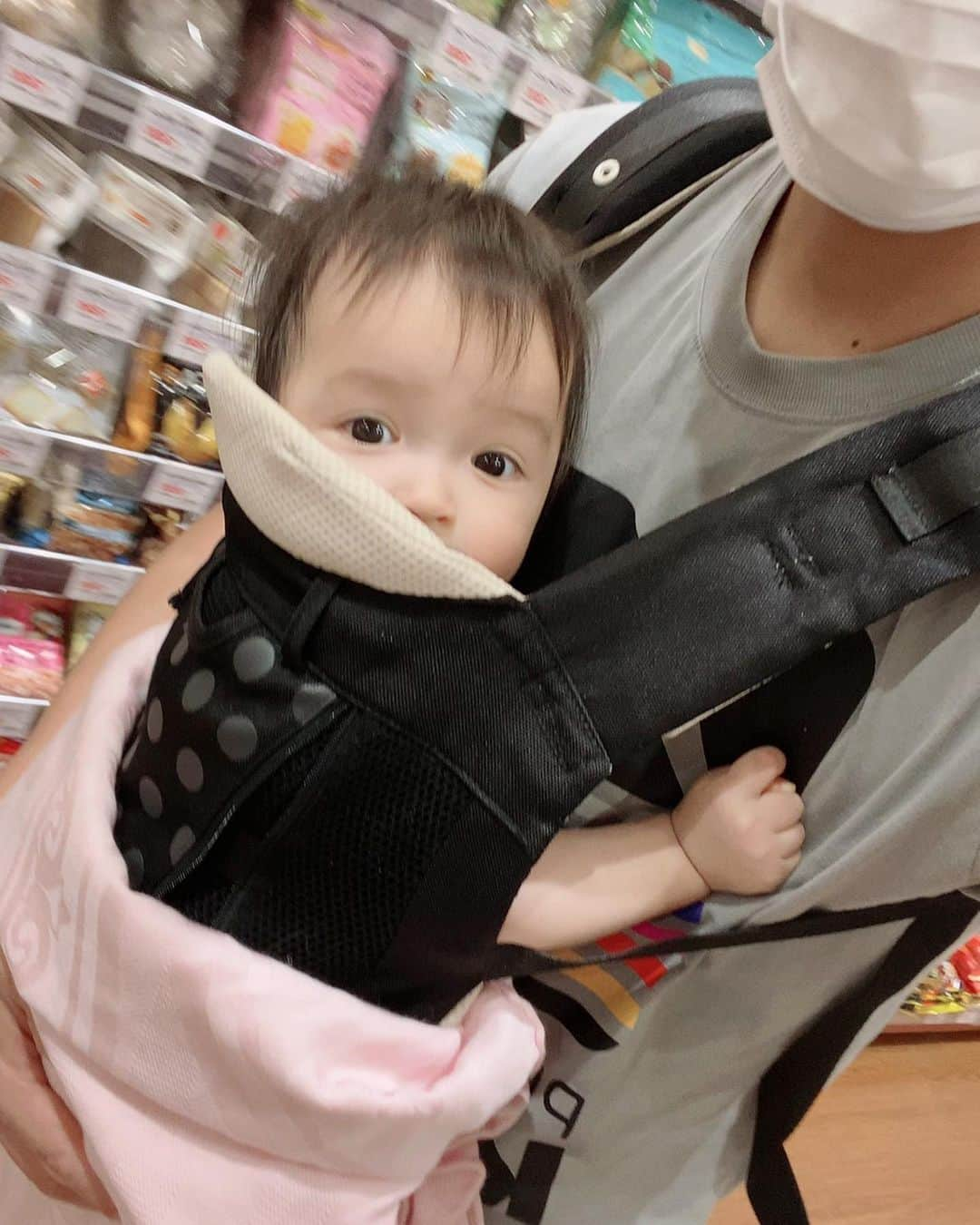 川崎希さんのインスタグラム写真 - (川崎希Instagram)「ひさびさの抱っこ紐👶  おちびーぬのおさがりのミッキーのやつ  1枚目はsisterで 2,3枚目はおちびーぬが小さい時だよん  #抱っこ紐 #ミッキー抱っこ紐」8月10日 23時01分 - kawasakinozomi