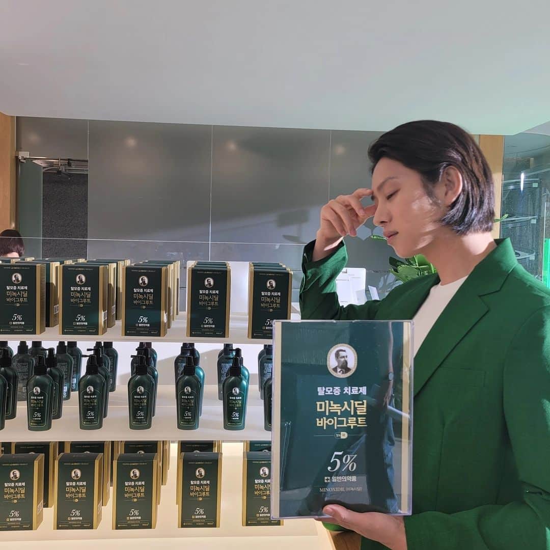 ヒチョルのインスタグラム：「Green Man💚  #미녹시딜 #미녹시딜바이그루트 #태극제약 #탈모 #자라나라머리머리 #누가봐도광고모델」