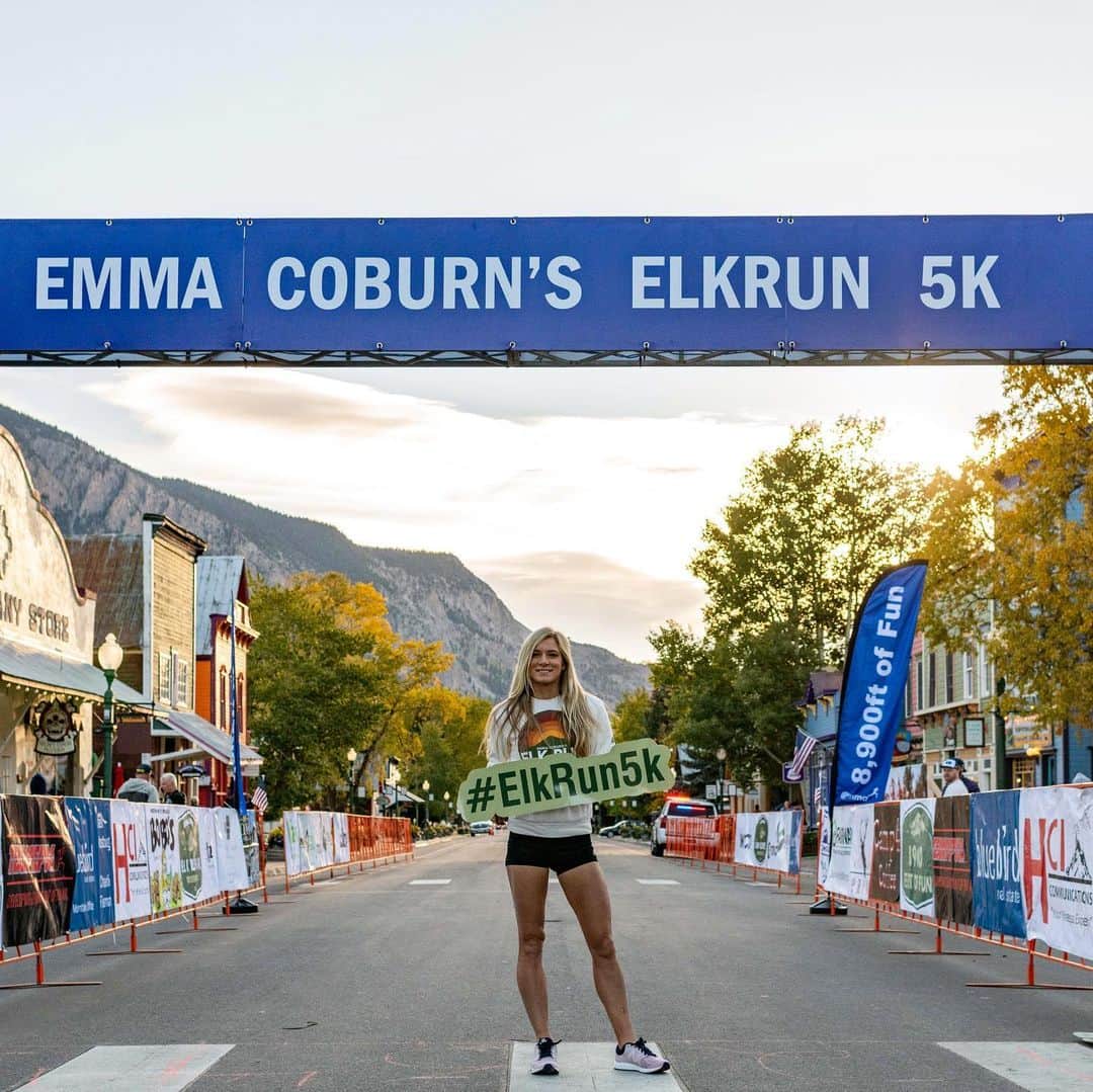 エマ・コバーンのインスタグラム：「Friends! Old friends, new friends, even if you’re not really a friend yet but maybe want to become friends…..it’s time to sign up for my 5k race, @elkrun5k, on September 25th! Elk Run 5k is my annual 5k road race that raises money for a local non profit, @living_journeys. Living Journeys provides emotional and financial support to people battling cancer. We have donated $140,000 over the years and want to donate $75,000 this year. Sign up to race, either virtually or in person in Crested Butte CO. I’ll be in Crested Butte at the race, hanging out, giving high fives, taking pictures, & making friends. Link in bio to sign up! Let’s be friends and raise money for a very good cause. (Swipe for a video of the race!) @elkrun5k #elkrun5k」