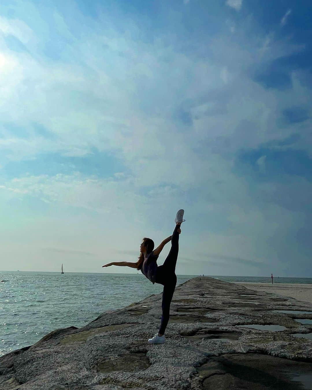 Lily Saito (齊藤莉理)のインスタグラム：「Every year, my family heads to Atlantic City to get away from the city. Breathing in fresh air, listening to the calming sound of crashing waves is necessary once in a while 🙏🏻🌊🌅 |📸 @saitofitness |」