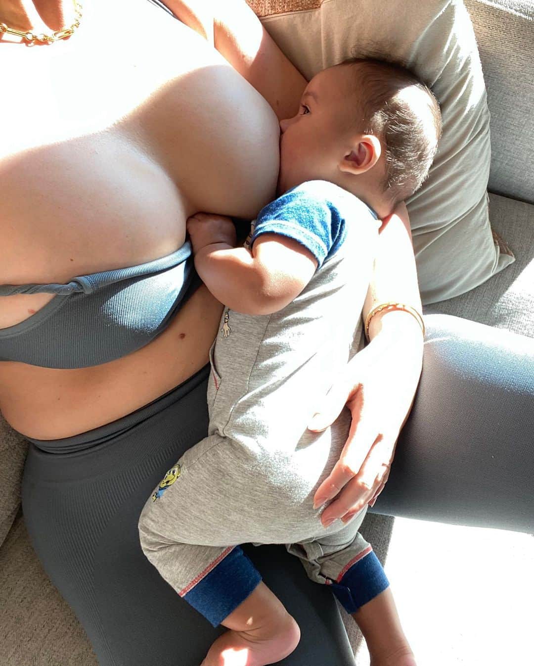 イスクラ・ローレンスさんのインスタグラム写真 - (イスクラ・ローレンスInstagram)「They say 1 whole year of breastfeeding is equivalent to a full time job the with the amount of hours… well it was a job I didn’t want to end, as challenging as it was at times especially establishing a consistent milk supply I cherished every second of it  I went in with rather an unrealistic expectation as my incredible momma breastfeed me for 4 years with ease and so when I lost my supply a few weeks in I was confused and felt like a failure  I’m beyond thankful for formula and not letting the pressure of “breast is best” make me feel like a terrible mom, because I needed to supplement and that worked so well for us  Never the less, even weeks after 13 month breast feeding journey came to an end I still started googling “can you restart your breast milk supply” “what’s the over the counter you can take to boost your supply” sometimes BF isn’t even about your baby it’s about you and the bond you fear to lose or for many are told you’ll never have, that’s such an awful pressure or expectation to place upon mother’s - your bond with your baby will be perfect no matter how you feed them, you are doing amazing no matter what that looks like for you❤️  How long or were you able to BF? I feel like the more parents I meet it makes me realise all journeys are you unique and you should never ever compare yours to someone else’s!🤍  #breastfeedingweek」8月11日 4時43分 - iskra