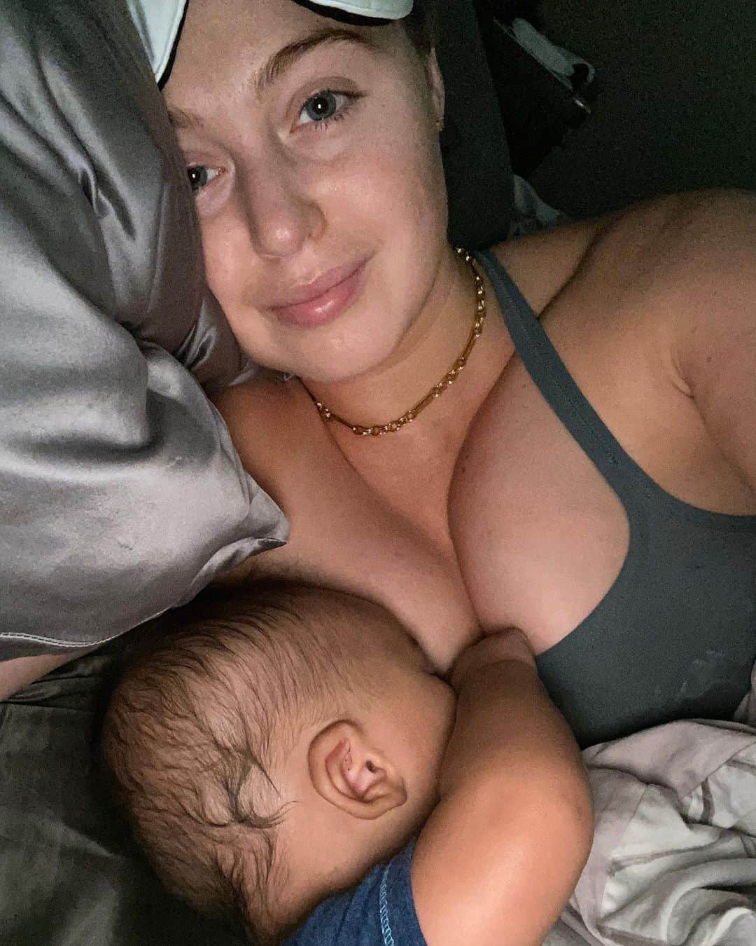 イスクラ・ローレンスさんのインスタグラム写真 - (イスクラ・ローレンスInstagram)「They say 1 whole year of breastfeeding is equivalent to a full time job the with the amount of hours… well it was a job I didn’t want to end, as challenging as it was at times especially establishing a consistent milk supply I cherished every second of it  I went in with rather an unrealistic expectation as my incredible momma breastfeed me for 4 years with ease and so when I lost my supply a few weeks in I was confused and felt like a failure  I’m beyond thankful for formula and not letting the pressure of “breast is best” make me feel like a terrible mom, because I needed to supplement and that worked so well for us  Never the less, even weeks after 13 month breast feeding journey came to an end I still started googling “can you restart your breast milk supply” “what’s the over the counter you can take to boost your supply” sometimes BF isn’t even about your baby it’s about you and the bond you fear to lose or for many are told you’ll never have, that’s such an awful pressure or expectation to place upon mother’s - your bond with your baby will be perfect no matter how you feed them, you are doing amazing no matter what that looks like for you❤️  How long or were you able to BF? I feel like the more parents I meet it makes me realise all journeys are you unique and you should never ever compare yours to someone else’s!🤍  #breastfeedingweek」8月11日 4時43分 - iskra