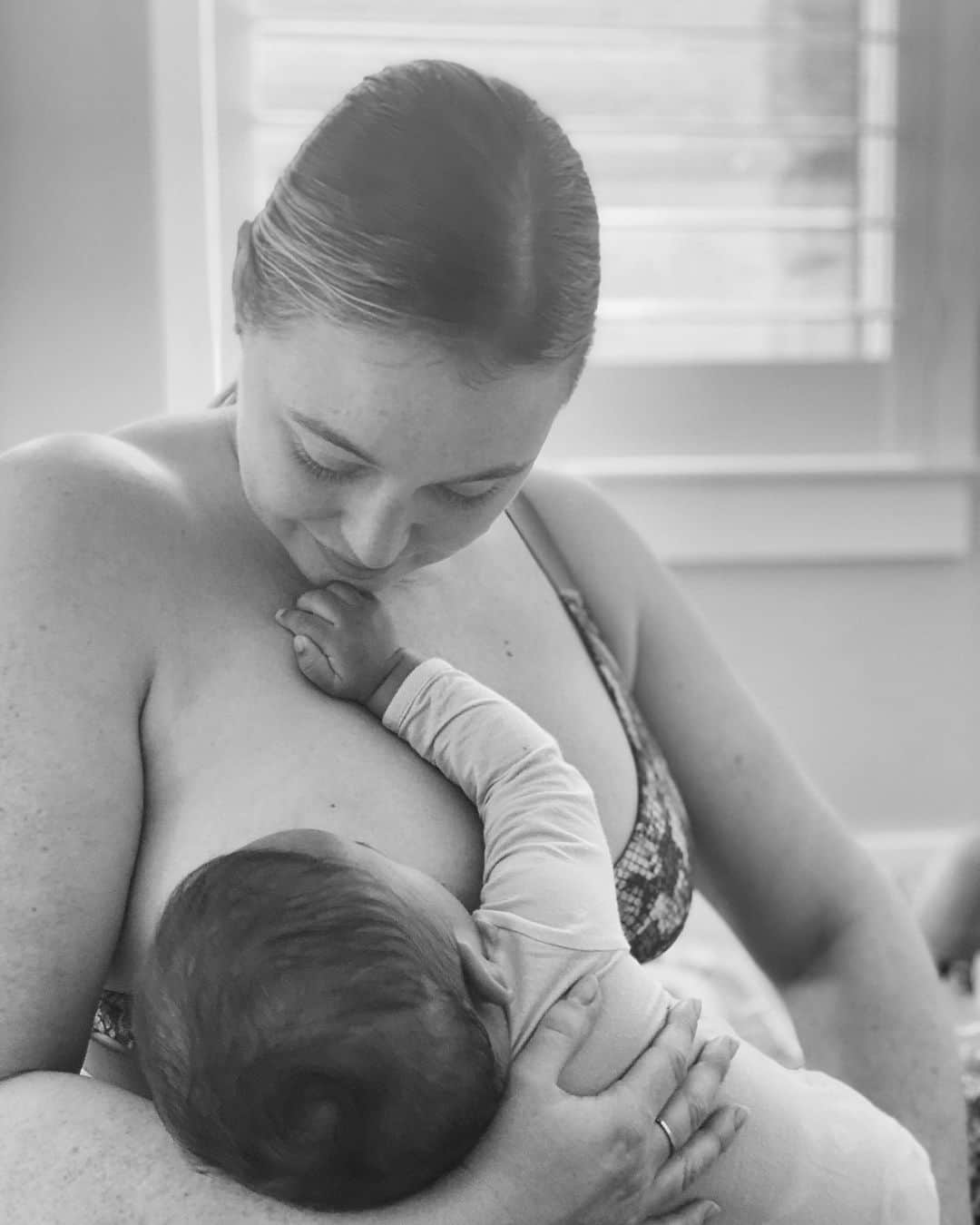 イスクラ・ローレンスさんのインスタグラム写真 - (イスクラ・ローレンスInstagram)「They say 1 whole year of breastfeeding is equivalent to a full time job the with the amount of hours… well it was a job I didn’t want to end, as challenging as it was at times especially establishing a consistent milk supply I cherished every second of it  I went in with rather an unrealistic expectation as my incredible momma breastfeed me for 4 years with ease and so when I lost my supply a few weeks in I was confused and felt like a failure  I’m beyond thankful for formula and not letting the pressure of “breast is best” make me feel like a terrible mom, because I needed to supplement and that worked so well for us  Never the less, even weeks after 13 month breast feeding journey came to an end I still started googling “can you restart your breast milk supply” “what’s the over the counter you can take to boost your supply” sometimes BF isn’t even about your baby it’s about you and the bond you fear to lose or for many are told you’ll never have, that’s such an awful pressure or expectation to place upon mother’s - your bond with your baby will be perfect no matter how you feed them, you are doing amazing no matter what that looks like for you❤️  How long or were you able to BF? I feel like the more parents I meet it makes me realise all journeys are you unique and you should never ever compare yours to someone else’s!🤍  #breastfeedingweek」8月11日 4時43分 - iskra