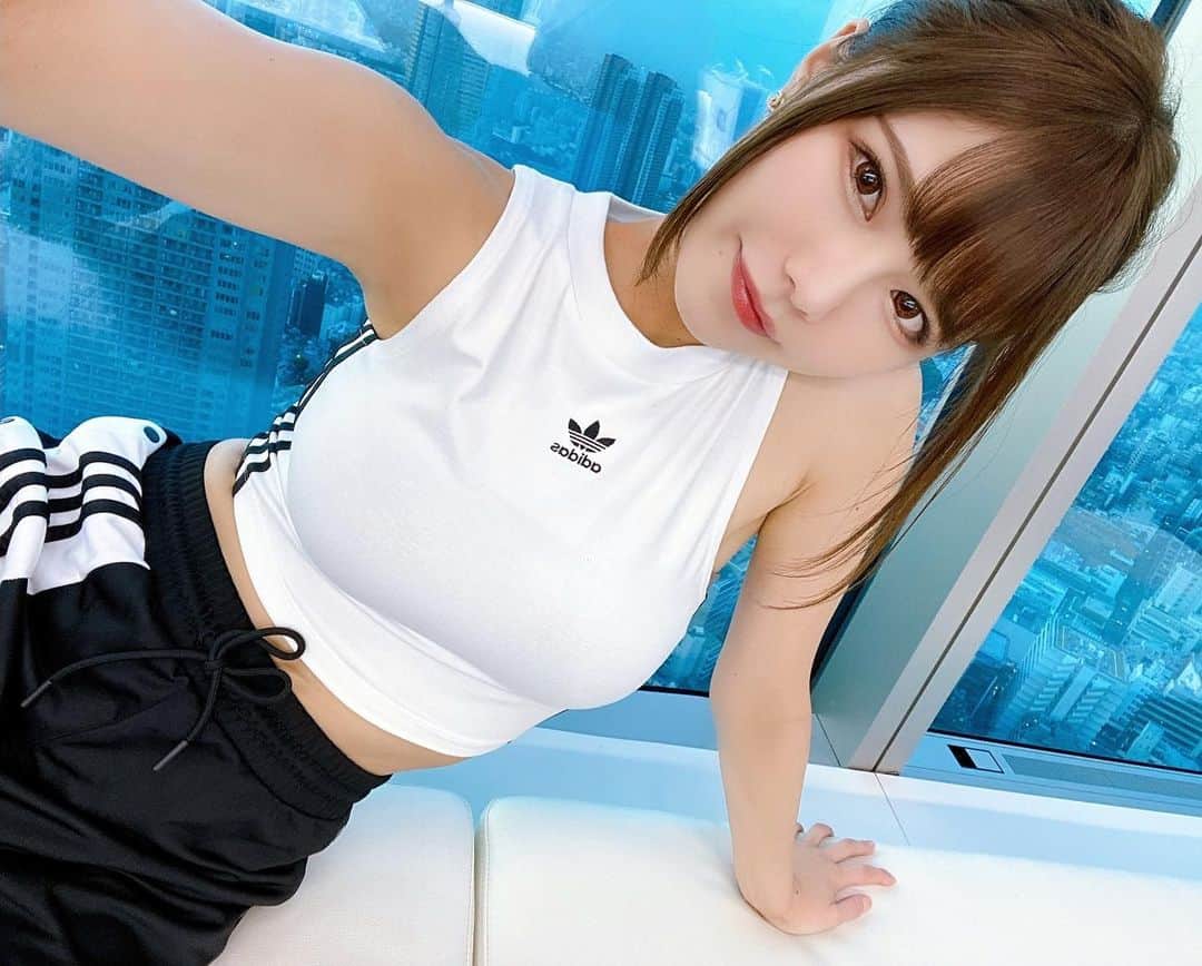 プラネットオシリスのインスタグラム：「. . こないだの海撮影で身体めちゃくちゃ日焼けしたけど 顔だけは守り抜きました🌞 . . #ポニーテール#アディダス#スポーティーコーデ#adidas#adidasoriginals」