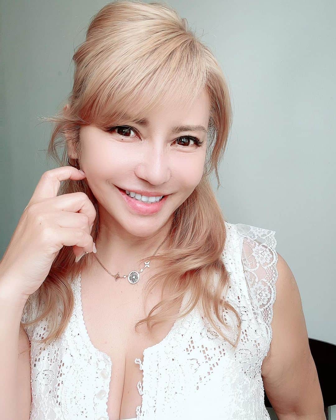 selfieneのインスタグラム：「マツエク行って来たよ👀✨  #マツエク も#ジェルネイル も 質を落とさず 問題なく続けられる  そして日本より安い #カンボジア での#美活 は 日本と同じペースで続けられる  日本人ドクターの#美容クリニック も有り 日本と比べて値段が安いから 回数通えて結果も出やすいよね😆  例えば同じ収入でも 生活の質を落とさず コストが抑えられたら 生活が豊かになり 将来の為の投資にも資金を回せる  ただ、どこに居ても 収入が得られる状態にしておくのが 大前提だけどね😆  #場所の自由 #日本に固執しない #豊かな生活  #cambodia  #phnompenh  @wako_pp」