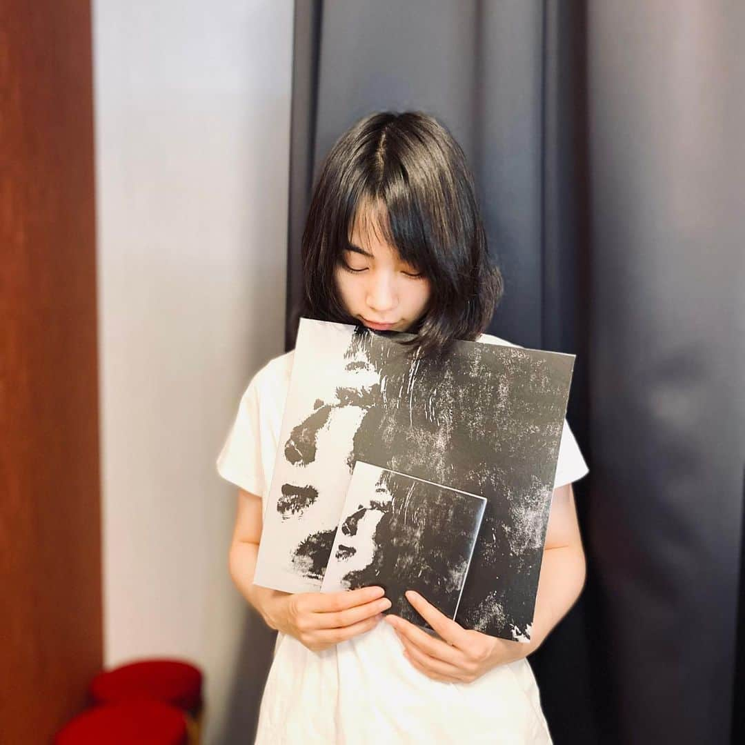 のん（能年玲奈）さんのインスタグラム写真 - (のん（能年玲奈）Instagram)「#矢野顕子 さんの45周年ニューアルバム、 #音楽はおくりもの 矢野さんの横顔、かっこよすぎる！ シビれますね🌸🍬」8月25日 22時52分 - non_kamo_ne