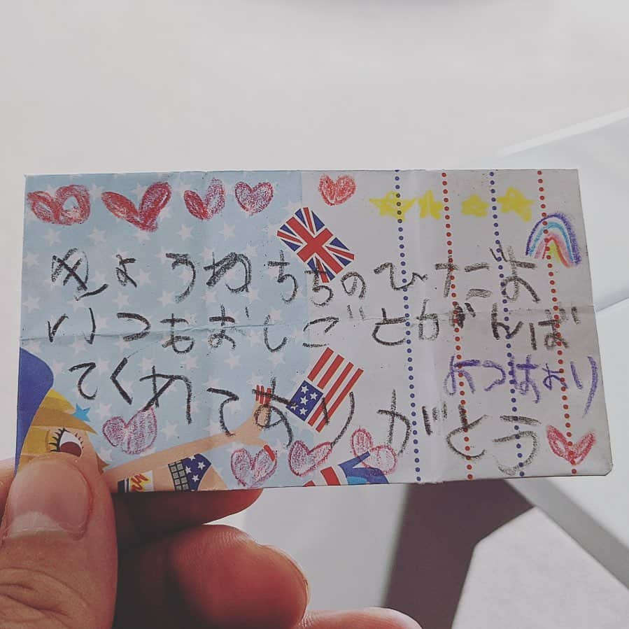 才賀紀左衛門さんのインスタグラム写真 - (才賀紀左衛門Instagram)「僕が疲れた日や何か嫌なことがあった日は娘の寝顔を見たり 娘の今までの僕に書いてくれた手紙を読んで元気をもらう ちなみにこれは父の日にもらったやつ  仕事、格闘技、子育て、って大変やけど周りのサポートのお陰でなんとか楽しくやれてる 子育ての大変さをわかれて僕は幸せやね 最近はだんだん楽しい事が増えてきた  いつもインスタ変わらず見てくれてる方ありがとうございます  #夏休み #後半 #親子 #家族 #意思 #子育て #癒し #幸せ #パパ #パパっ子 #家族の時間 #子供 #パパと娘 #子育てパパ #娘 #生活 #育児日記 #幸せな時間 #従姉妹 #想い #子育てグラム #子育て日記 #ブログ #子育てママ #子どものいる暮らし #子どものいる生活 #子供との時間 #大切な家族 #幸せをありがとう #家族最高」8月25日 22時44分 - kizaemon0213