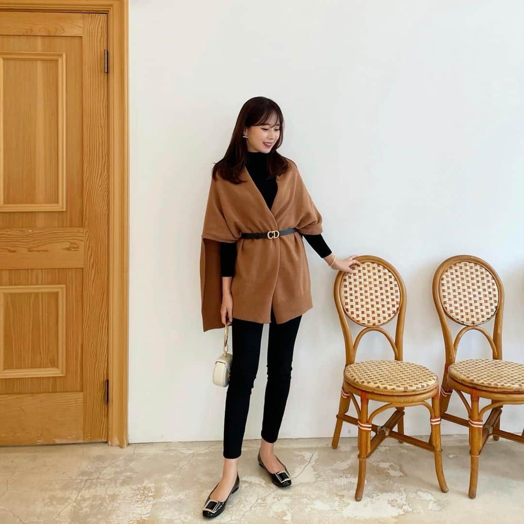 ハンナミのインスタグラム：「今年の秋も ショールが活躍しそう 🤎 ベルト巻いてみてもかわいかった 🪡✨  #eneu #aw2021」