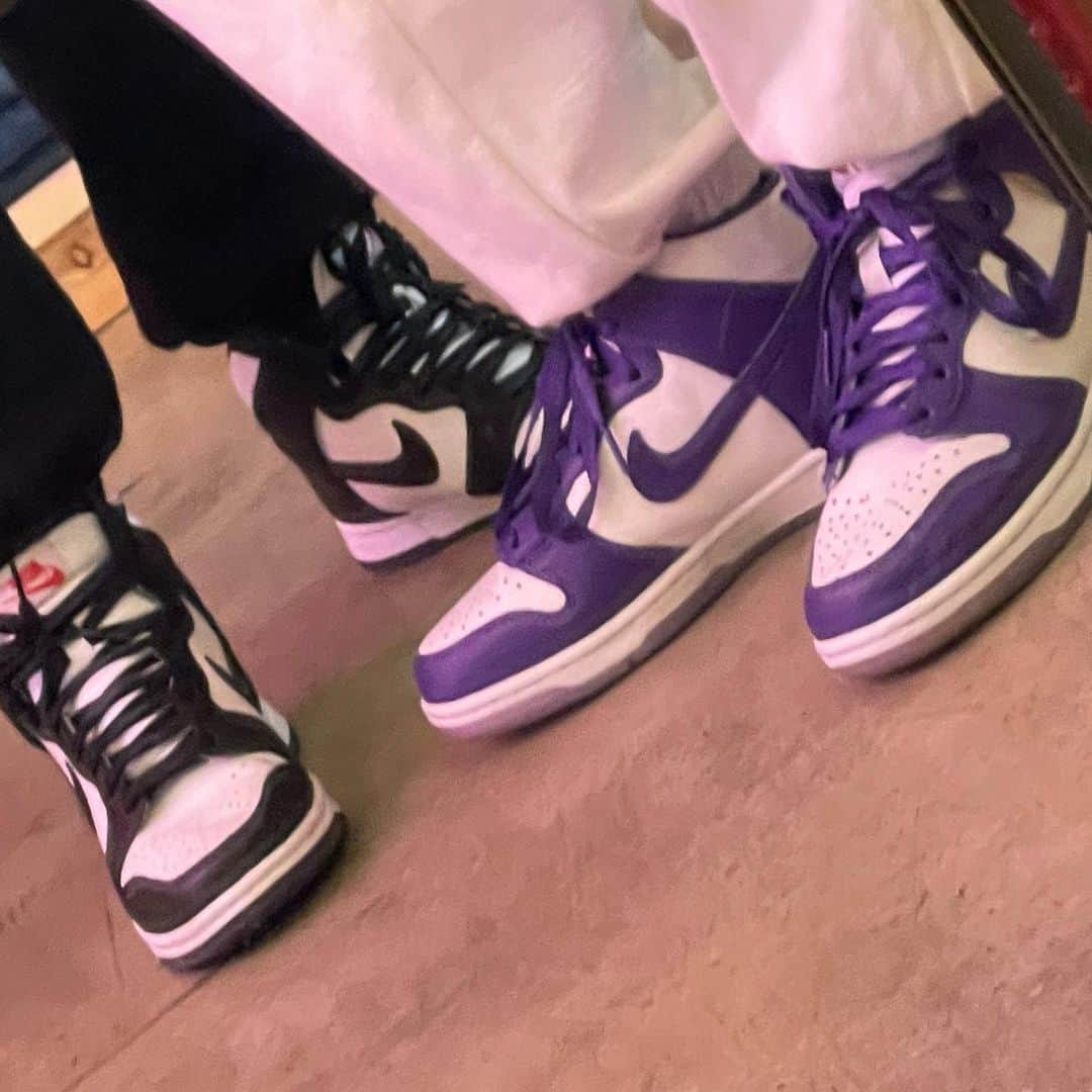 中野みやびのインスタグラム：「私の足とおともだちの足 女の子です😻   #足  #shoes  #靴  #nike  #ナイキ  #dunk  #ハイカット  #紫  #purple  #black  #かわいい  #ストリート  #おしゃれ  #中野みやび」