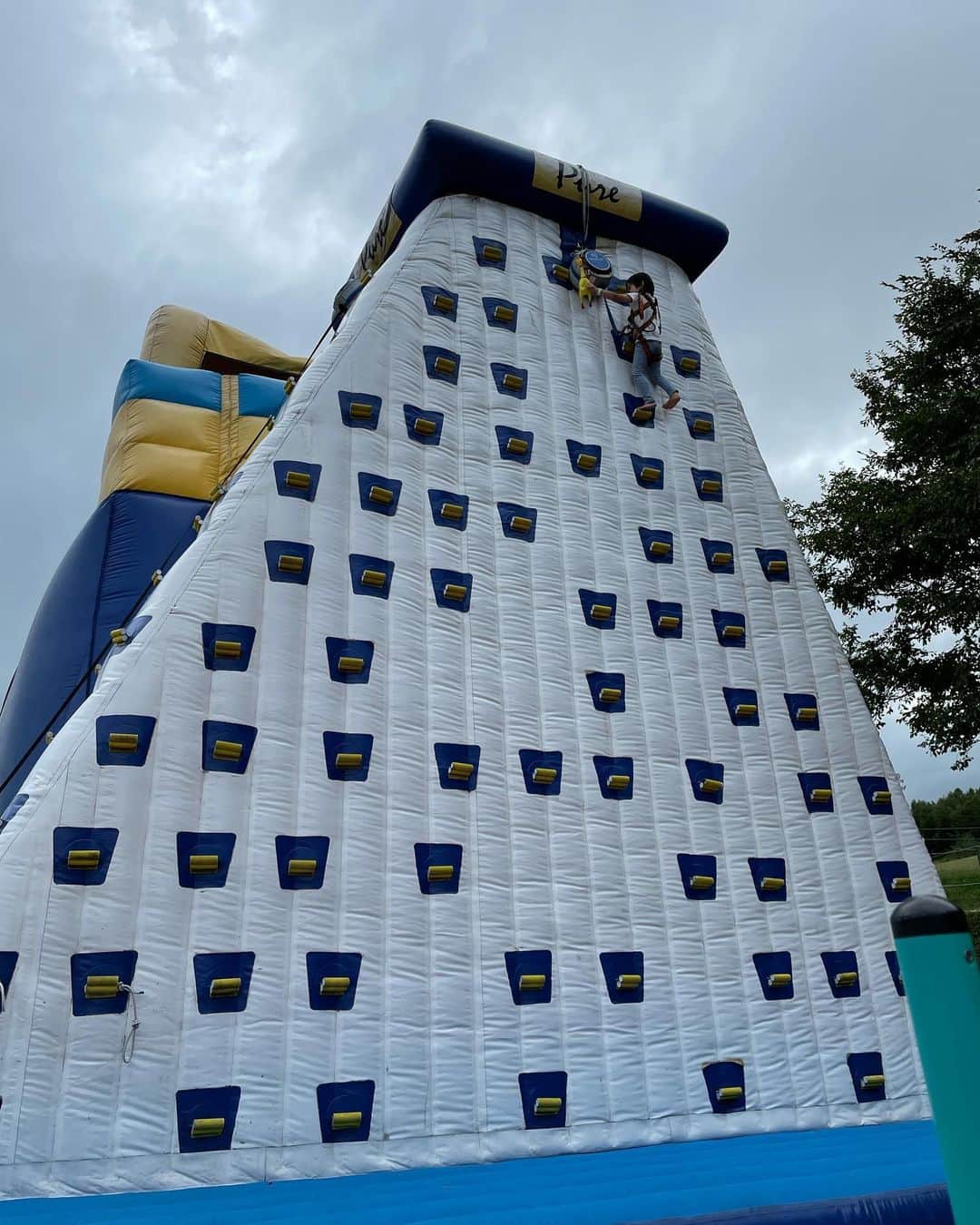 中岡由佳さんのインスタグラム写真 - (中岡由佳Instagram)「息子はロッククライミングで今日は上級者コースへ。垂直の壁を登り達成感🙌 #pure #nisekovillage #4y4m」8月25日 21時46分 - yuka_nakaoka