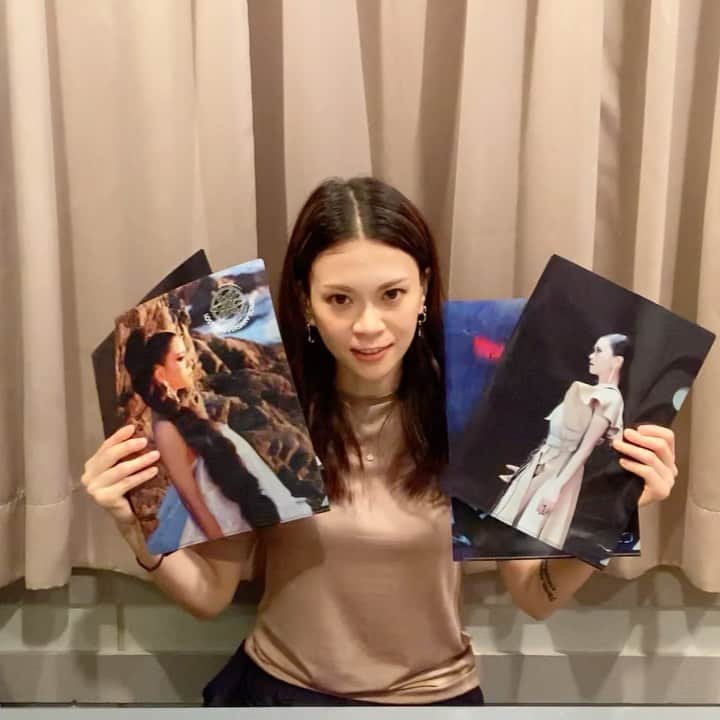小柳ゆきのインスタグラム：「【ツアーグッズ先行通信販売のお知らせ】  FC会員の方は明日8/26(木)12:00〜 非会員の方は9/1(水)12:00〜  ツアーグッズを先行販売いたします！ 是非、お買い求めくださいね😀  詳細はHPへ（ストーリーズから飛んでください💁‍♀️）  by STAFF」