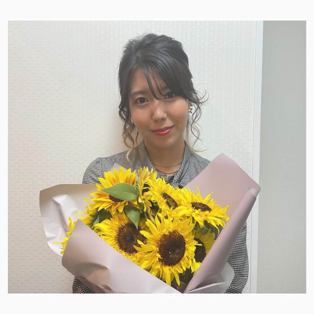 石橋穂乃香のインスタグラム：「『今夜くらべてみました』 ご覧いただいた皆さま、有難うございました！  先ほど番組で発表させていただいた通りですが、先月末、私の誕生日に入籍致しました。  私事過ぎて、そしてこんなご時世ですし、もしこの番組に出演する機会を頂けなかったらこの様に発表することもなかったかと思います。  報告の場を作ってくださった『今夜くらべてみました』のスタッフ・出演者の方々に心から感謝です。  ありがとうございました！  私は腹違いの可愛い妹たちがいますが、生粋の一人っ子ということもあり、一人でいることも好きで、お仕事をすることも好きで、誰かと結婚するなんて、全く想像していませんでした。  しかし去年、出会ってすぐに自然に惹かれ、自然に時間を共有し、自然に愛せる男性と巡り逢い、そしてそんな方が私と同じ想いを持ってくださいました。  二人でいることによって、自分が強くなれ、同時に弱くもなれる人です。 それはなによりも有難いことです。  頂いた素晴らしいご縁を大切にしながら、支え、支えられ、これからの人生をより楽しみながら切磋琢磨していこうと思います。  とても辛くて苦しい日々が一年半ほど過ぎておりますが、どうか皆さんと皆さんの大切な人に幸せと健康が保たれますことを願っています。  石橋穂乃香🌻」