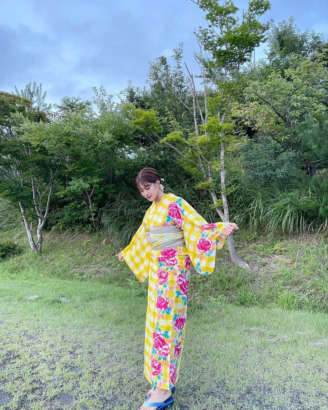 王林さんのインスタグラム写真 - (王林Instagram)「🎆👘 FC配信で最後の夏を感じたよ❤️‍🔥  @kanamori_official  @as_k2_buzz_cocorira   着付けも可愛いしヘアーアレンジもかわいいし、そもそも浴衣もかわいいうれしいありがとうございました☺️ 黄色は人生においてあまり着ないので新鮮でした🌞💞  #kanamori #カナモリ #浴衣 #buzzhair #asone #着付け #浴衣ヘアアレンジ #夏 #夏の思い出 #花火」8月25日 22時06分 - ourin_ringoooo