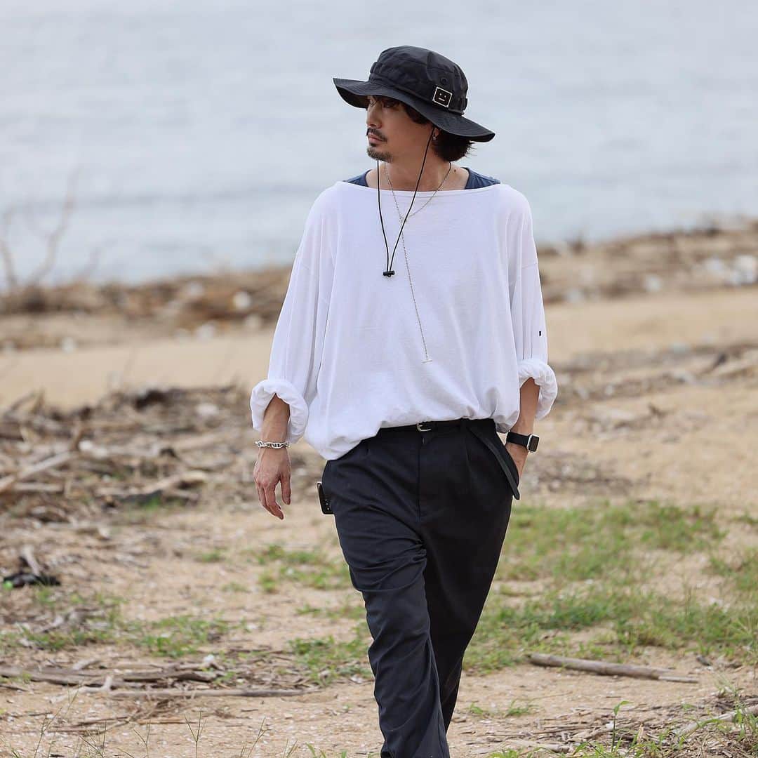 kazuさんのインスタグラム写真 - (kazuInstagram)「今時期に着る服って まだ暑いし… でも真夏のファッションは… って思いますよね！？  薄手の長袖シャツかロンTが 使いやすいかと🙋🏼‍♂️  outilのロンTのサイズ感 今の気分です✨  では…  #outil #comoli  #撮影 #ファッション」8月25日 22時07分 - kazu9316
