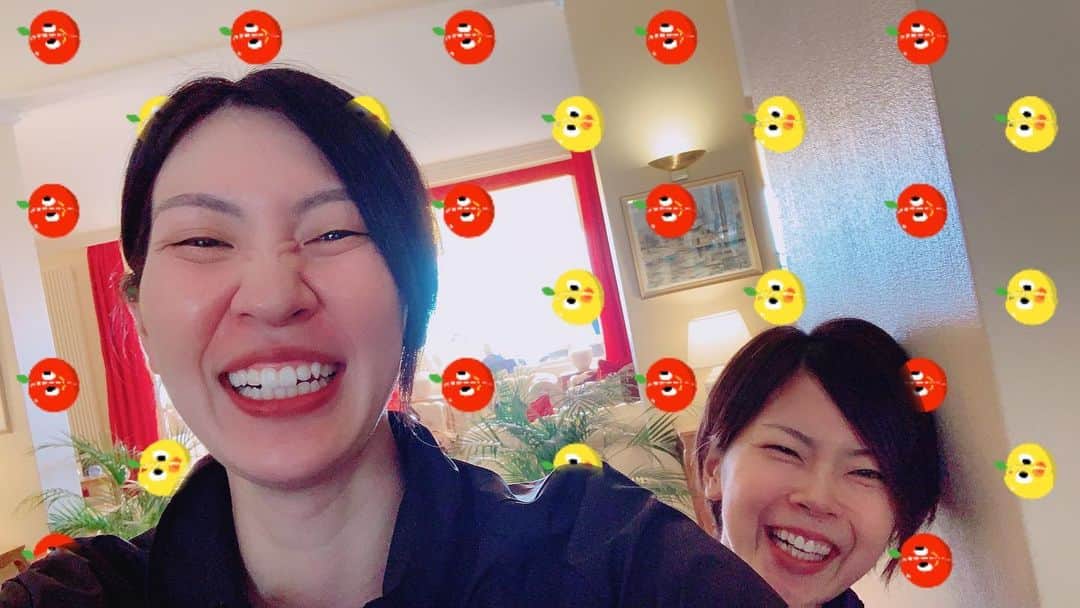 のインスタグラム：「.  伝えたいことは山ほどあるけど… ありがとうとおつかれさま！  私が大学4年の時は麻依が怪我をしてたなー。 代表で久しぶりに麻依とコートに立って麻依にトスを上げて あの時は最高に楽しかったなー。  特別な存在！ これからもよろしく！  #1枚目私の膝の上座ってるな #胸元にスパイク決められ悔しがる佐藤 #さとーごめんと叫び続ける奥村 #全然気付かなかったけど気付いた時爆笑だった #れいも笑ってるな笑  変な音入っててすみません😂」