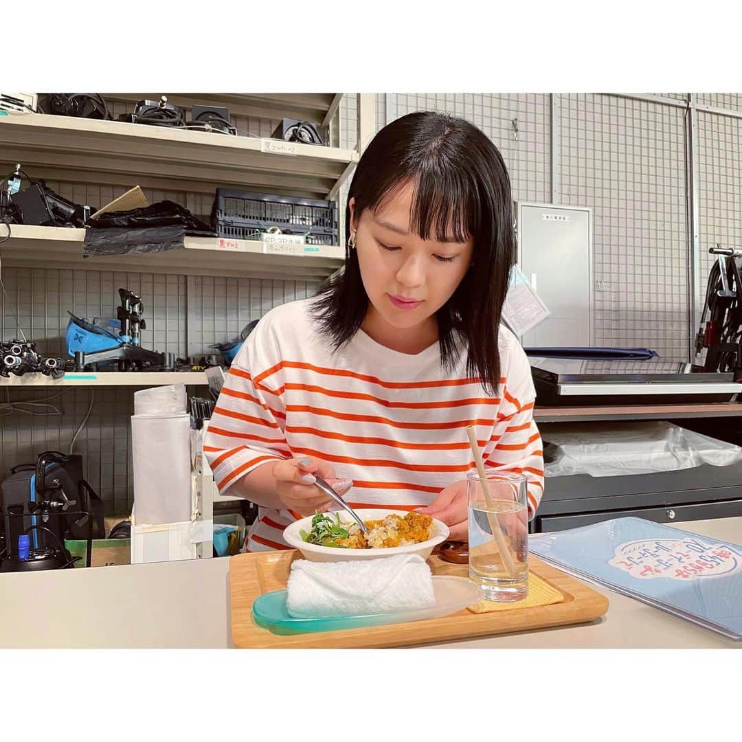 谷元星奈さんのインスタグラム写真 - (谷元星奈Instagram)「☺︎ 番組で試食する美味しいものの数々… 私はいつも本気で食べています。  きのうのスロイジでは、夏休み特別企画の 『サマーホームルーム』に出演してくれた生徒さんが スパイスカレーを作ってくださいました👩‍🍳  生放送が終わった後も食べ続け、 スタジオの誰もいないところで静かに完食…🍛  #スロイジ#ルーティーン#サマー#ホームルーム #スパイスカレー#スパイス#カレー#おいしかった #ひとり#こっそり#黙食 #カンテレ#アナウンサー#衣装」8月25日 22時15分 - tanimoto_seina