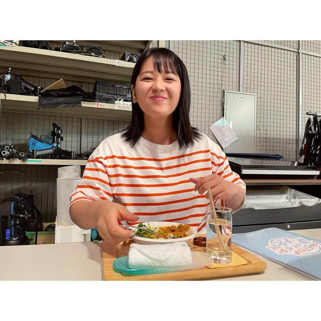 谷元星奈さんのインスタグラム写真 - (谷元星奈Instagram)「☺︎ 番組で試食する美味しいものの数々… 私はいつも本気で食べています。  きのうのスロイジでは、夏休み特別企画の 『サマーホームルーム』に出演してくれた生徒さんが スパイスカレーを作ってくださいました👩‍🍳  生放送が終わった後も食べ続け、 スタジオの誰もいないところで静かに完食…🍛  #スロイジ#ルーティーン#サマー#ホームルーム #スパイスカレー#スパイス#カレー#おいしかった #ひとり#こっそり#黙食 #カンテレ#アナウンサー#衣装」8月25日 22時15分 - tanimoto_seina