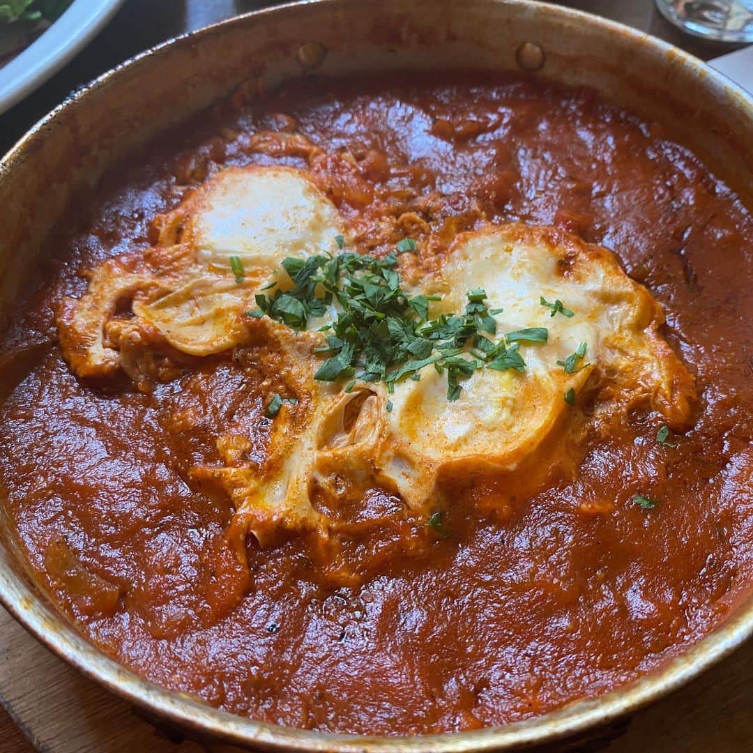 新田朝子さんのインスタグラム写真 - (新田朝子Instagram)「Love Shakshouka :) シャクシューカというこちらの中東料理が好物で。トマトソースに卵を入れて、野菜と合わせて焼いたもの。ピタパンに挟んで食べました😋 . クラスメイトの勧めで、ハイファ旅の〆にもうすぐイスラエルからアメリカに帰る友人と美味しく雰囲気もおしゃれなアラブ料理屋さんに行ってきました。リピート決定。さて、論文やらないと。 . Thanks Mya and @areen.kiresh 🌹 . #イスラエル #ハイファ #アラブ料理 #中東料理 #中東 #海外在住 #海外グルメ #グルメ好きな人と繋がりたい #israel #haifa #lunch #middleast #shakshouka @fattoush.haifa」8月25日 22時19分 - asako.nitta