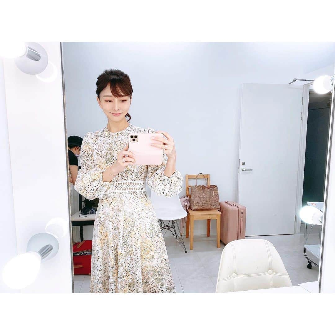 石井美保さんのインスタグラム写真 - (石井美保Instagram)「今日の私服は @zimmermann のワンピースでした。今季のではないのですが、これかなり出番の多いお気に入り。穴がいっぱい空いていて涼しいのです😁 2枚目3枚目、今日も楽しいスタッフさん達に囲まれて沢山笑ったな。」8月25日 22時37分 - miho_ishii