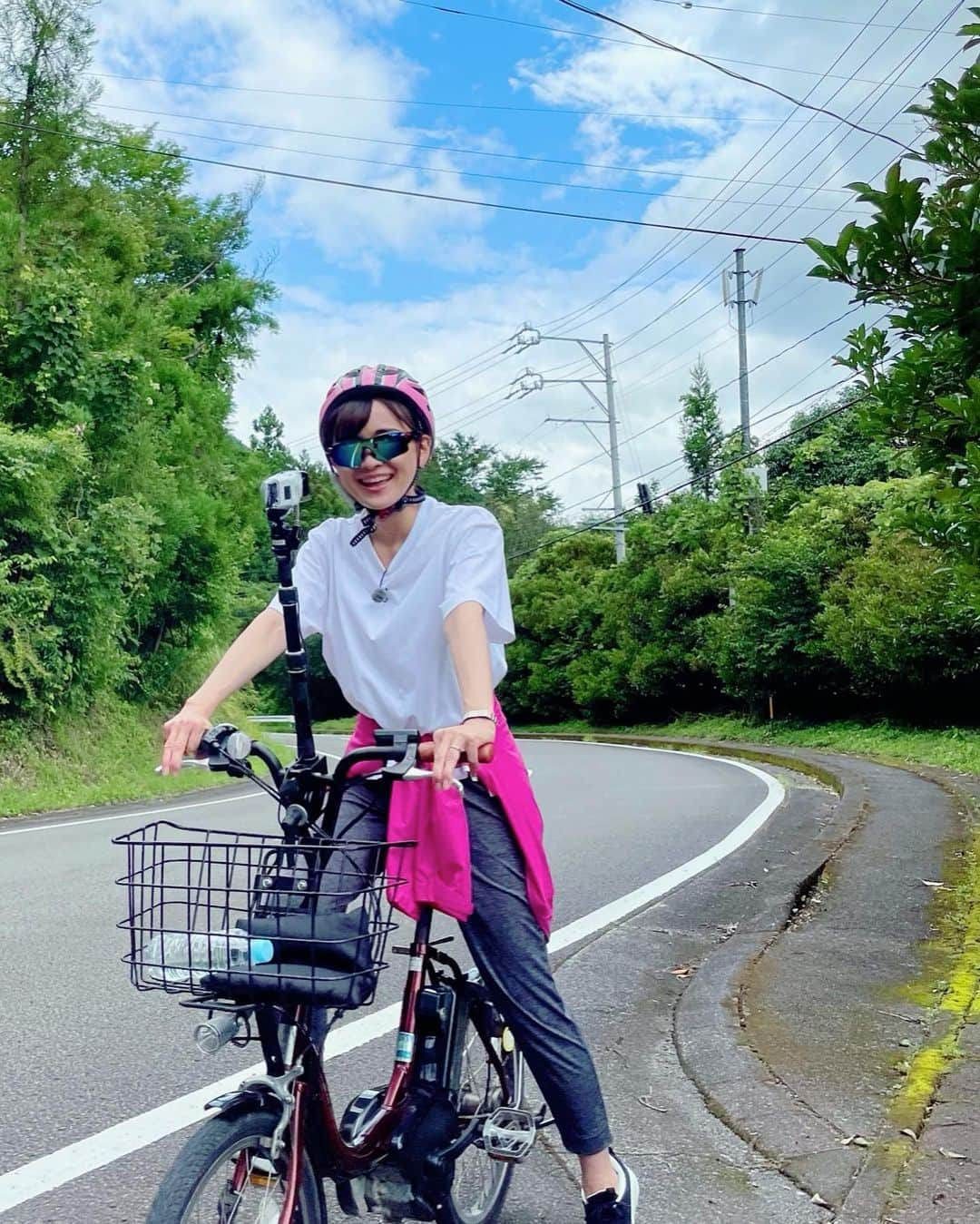 繁田美貴さんのインスタグラム写真 - (繁田美貴Instagram)「*＊ 電動自転車デビュー✨ なんか颯爽と走れそうな格好ですね🚴‍♀️ そう、ですね。 #1つ前のポスト から続く #見掛け倒しシリーズ #形から入るタイプ #ロケの合間 の #夏の思い出 #BSテレ東  #ワタシが日本に住む理由 #毎週水曜 放送 #今日は2時間スペシャル につき18:54〜！！」8月25日 14時33分 - handa_miki