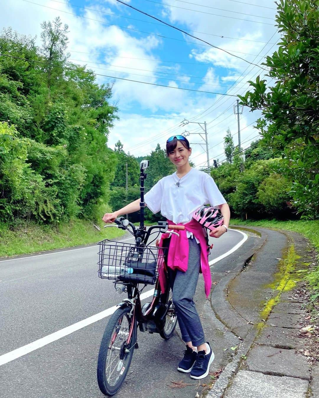 繁田美貴さんのインスタグラム写真 - (繁田美貴Instagram)「*＊ 電動自転車デビュー✨ なんか颯爽と走れそうな格好ですね🚴‍♀️ そう、ですね。 #1つ前のポスト から続く #見掛け倒しシリーズ #形から入るタイプ #ロケの合間 の #夏の思い出 #BSテレ東  #ワタシが日本に住む理由 #毎週水曜 放送 #今日は2時間スペシャル につき18:54〜！！」8月25日 14時33分 - handa_miki