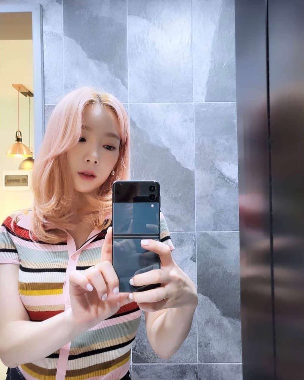 TAEYEONさんのインスタグラム写真 - (TAEYEONInstagram)「taeyeon suddenly using samsung galaxy z flip 3… maybe it’s an endorsement!!! 🤭  @taeyeon_ss  #태연 #TAEYEON」8月25日 14時36分 - taeyeondaisy