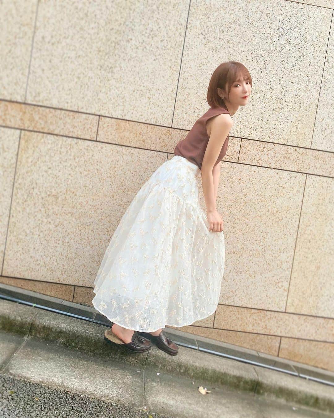 桃乃木かなさんのインスタグラム写真 - (桃乃木かなInstagram)「昨日の私服🍁  さゆりんごがこのスカート履いてるの見て買ったんだけど腰回りに一段階膨らみあるからすごくバランスが良くみえて可愛いデザインだよ〜🍎  tops #cocodeal  skirt #snidel shoes #haruta」8月25日 14時45分 - kana_momonogi