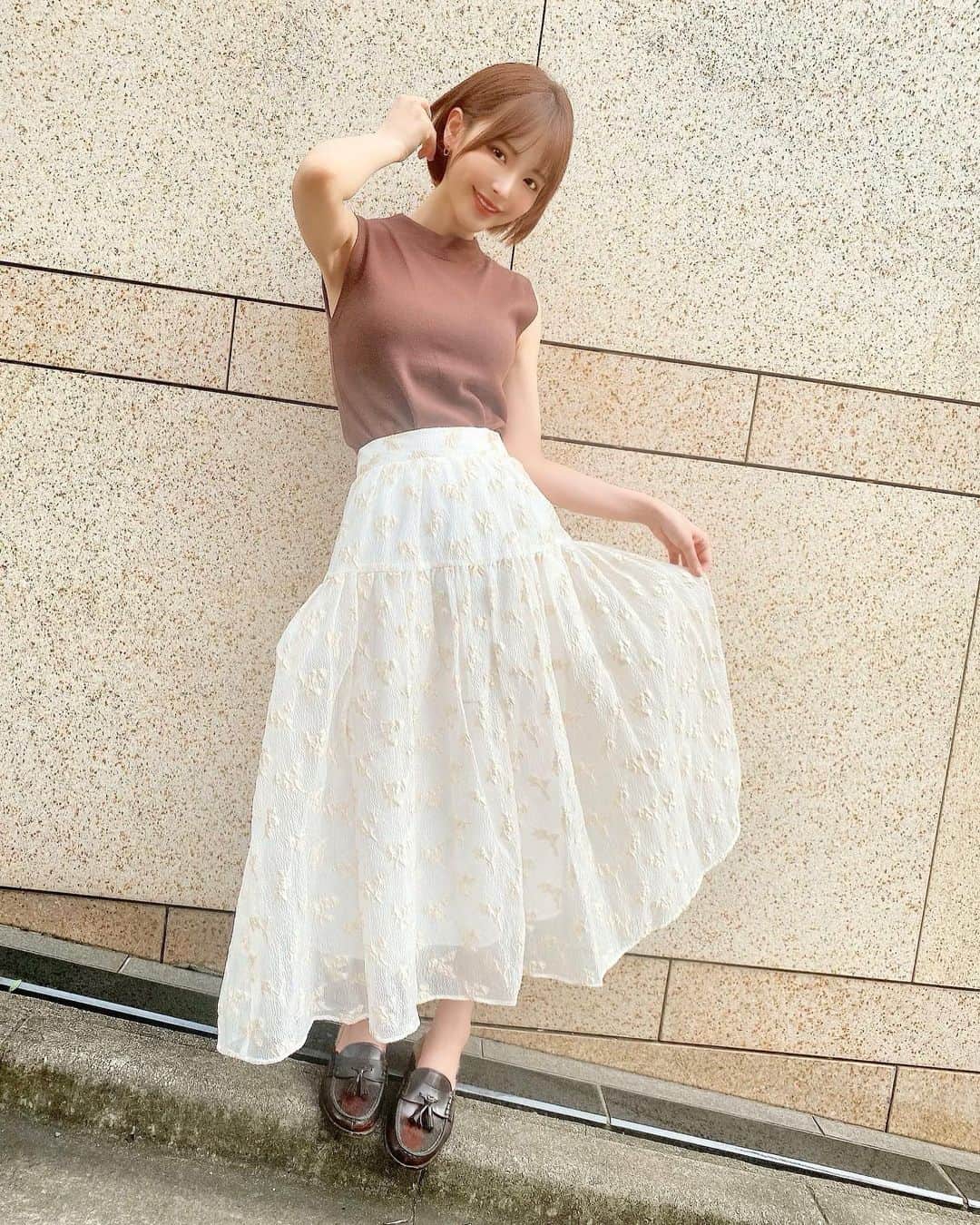 桃乃木かなさんのインスタグラム写真 - (桃乃木かなInstagram)「昨日の私服🍁  さゆりんごがこのスカート履いてるの見て買ったんだけど腰回りに一段階膨らみあるからすごくバランスが良くみえて可愛いデザインだよ〜🍎  tops #cocodeal  skirt #snidel shoes #haruta」8月25日 14時45分 - kana_momonogi