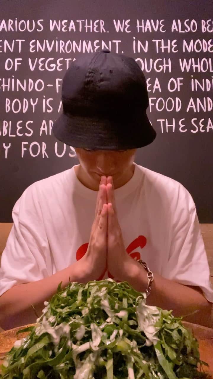 ダイキのインスタグラム：「ケールのサラダを食べる動画」