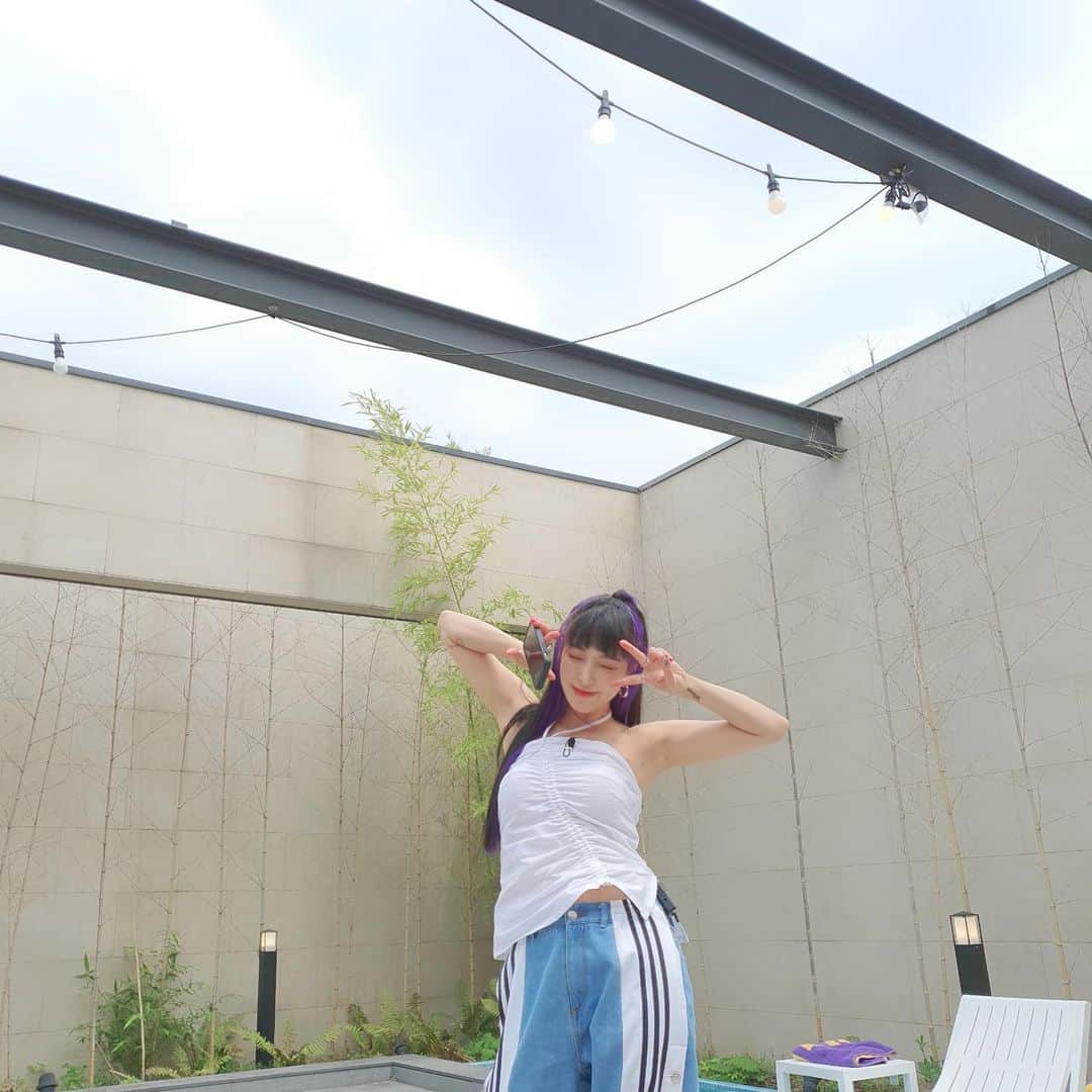 BoAのインスタグラム：「축하해줘서 고마워~~ #21stanniversary 시간만 빠르구만..🙈」